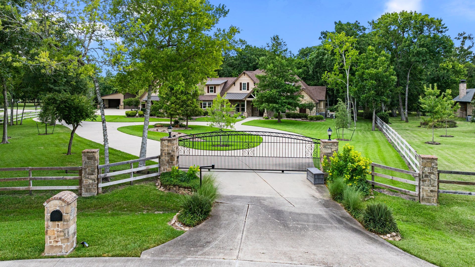 2734 Forest View, Richmond, TX 77406 The Grand Reserve at River Forest has 24 total lots and is a gated neighborhood. 2734 has it's own automated privacy gate. Come on Home in this sought after enclave just outside Richmond, TX.
