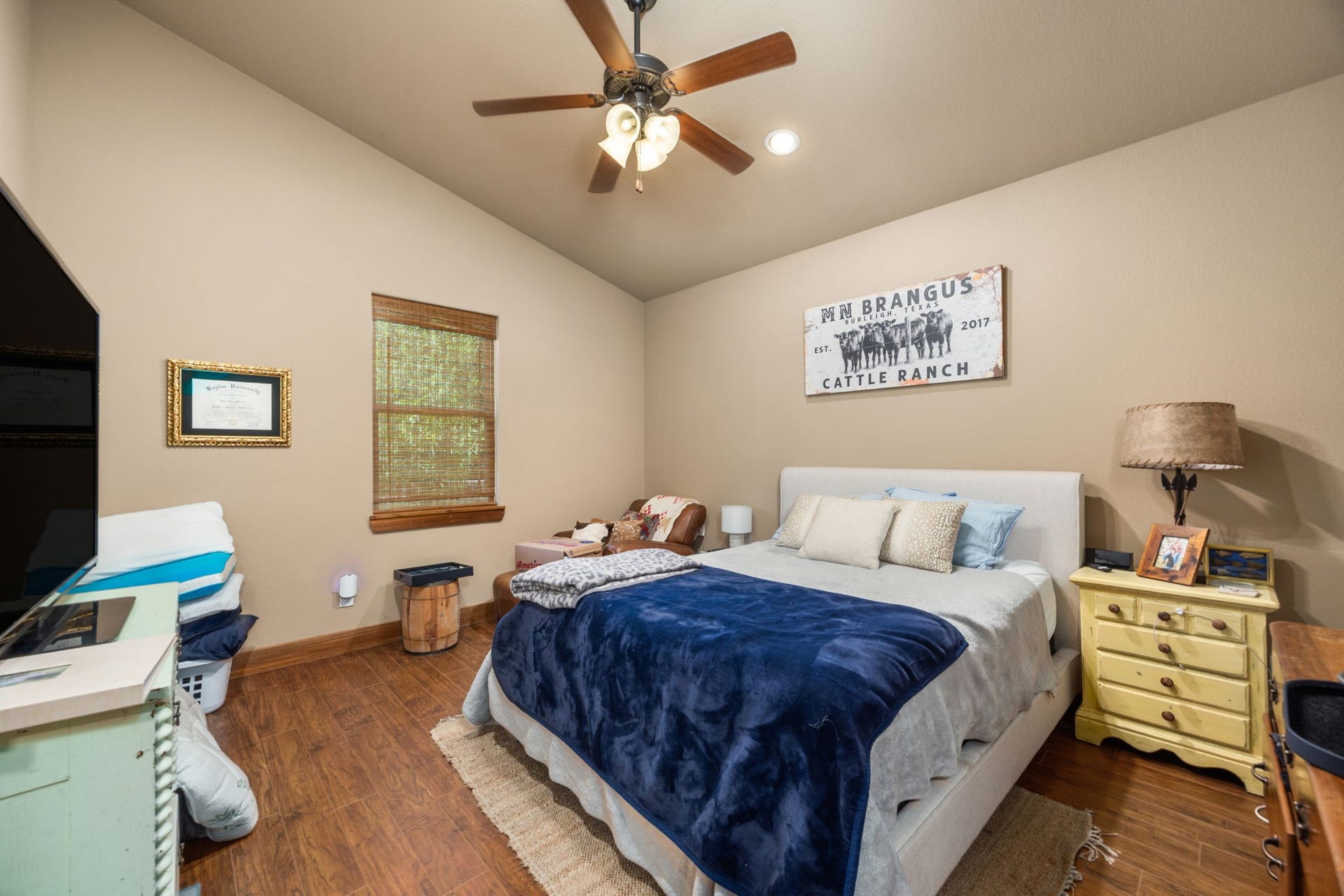 2734 Forest View, Richmond, TX 77406 Quarters bedroom. Private and fully independent space.
