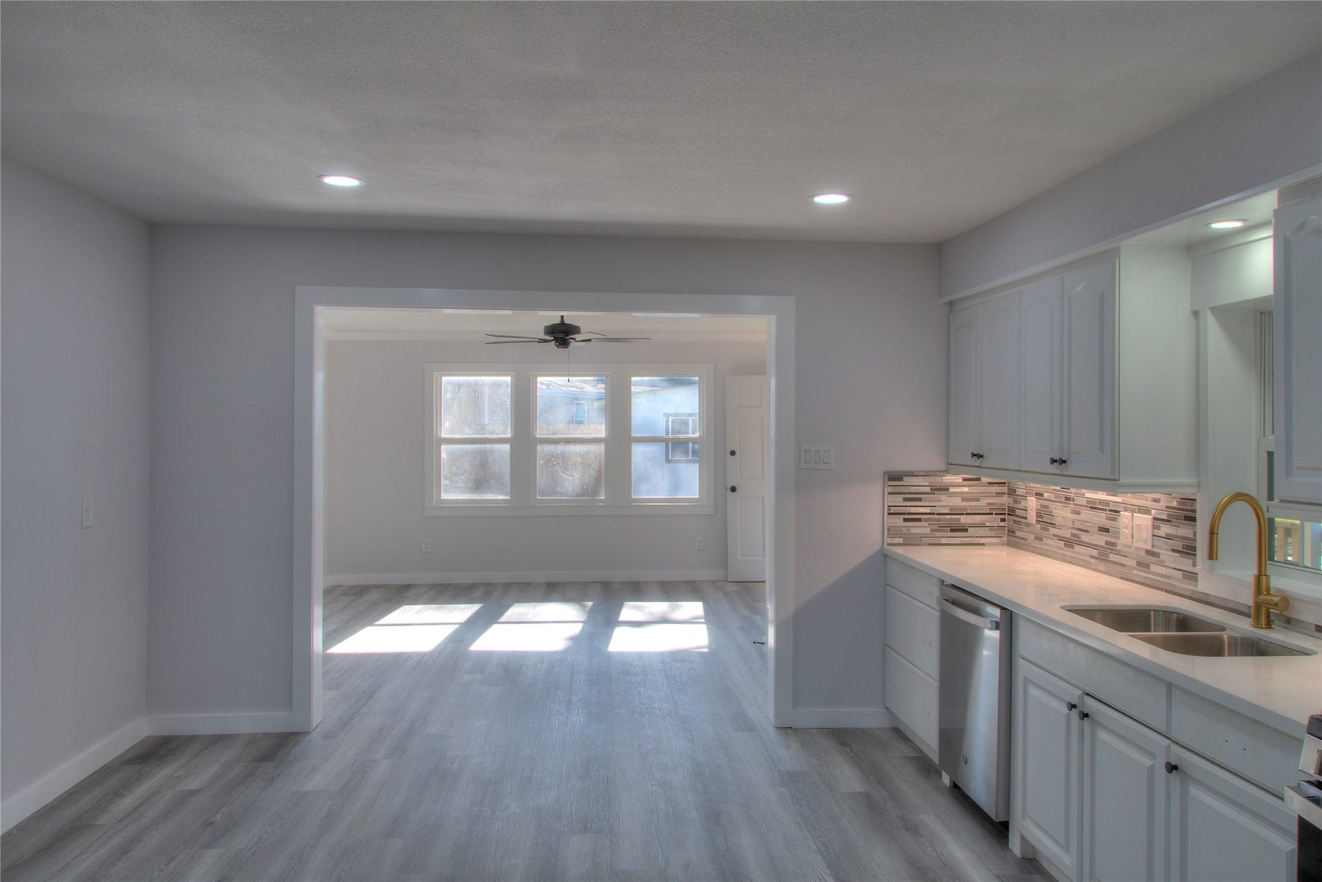 415 Perkins Avenue, League City, TX 77573 Open Kitchen Overlooking a Bright, Spacious Dining Area