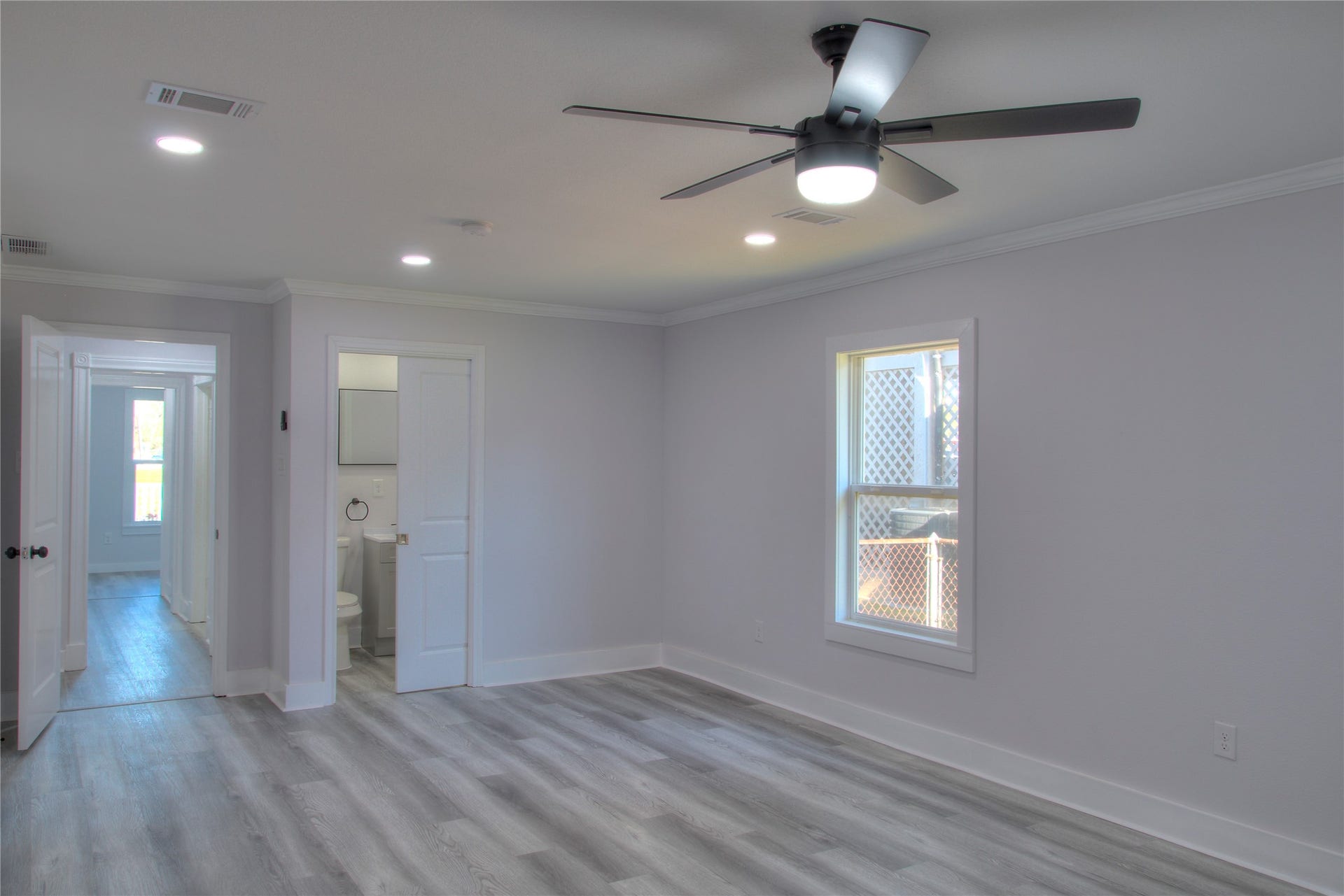 415 Perkins Avenue, League City, TX 77573 Spacious primary suite with a private ensuite bathroom.