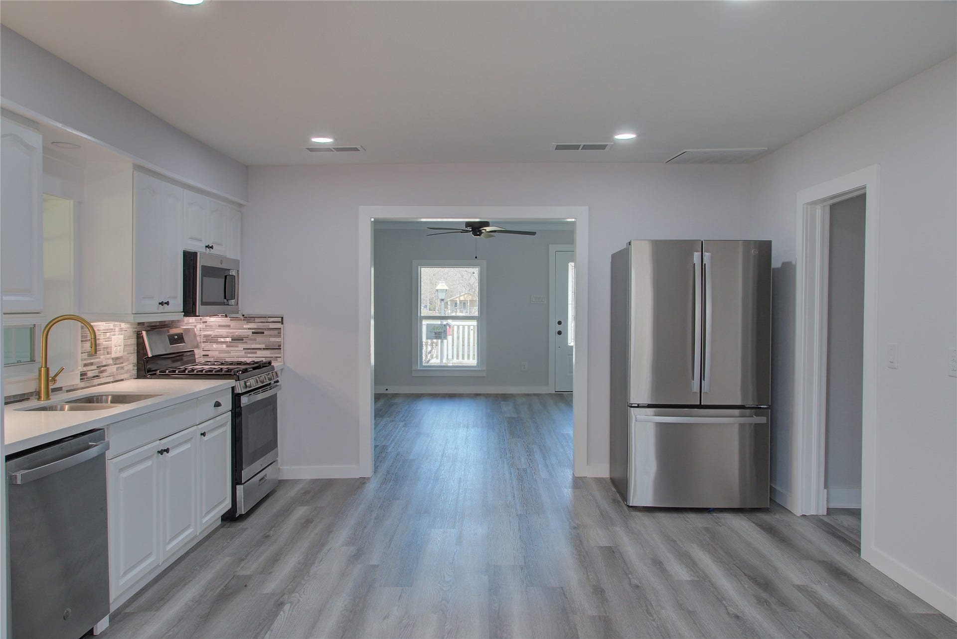 415 Perkins Avenue, League City, TX 77573 Seamlessly connected kitchen and family room for effortless entertaining.