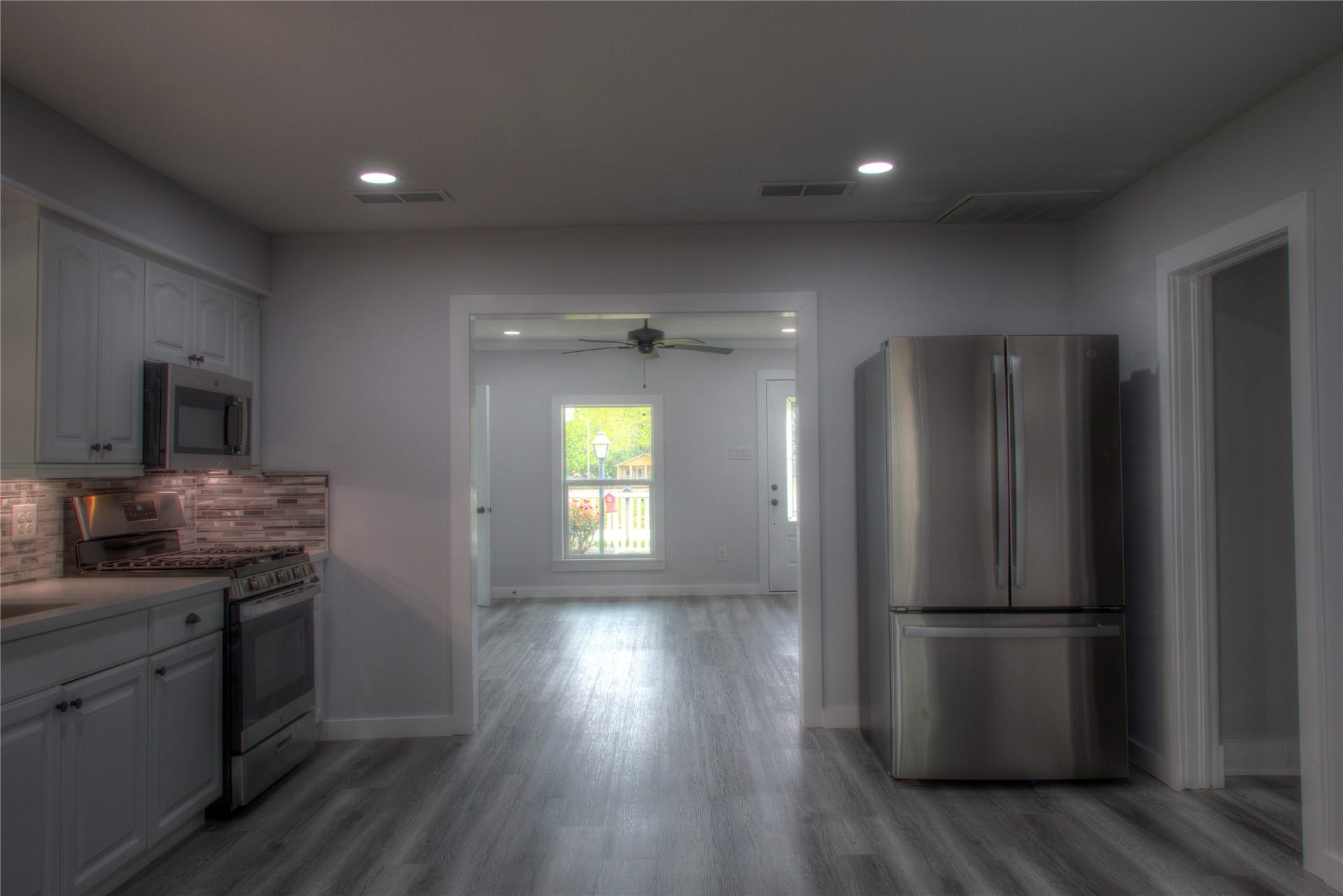 415 Perkins Avenue, League City, TX 77573 Another view from Kitchen to Living Room