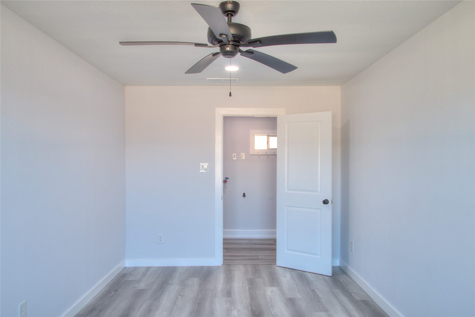 415 Perkins Avenue, League City, TX 77573 Cozy secondary bedroom featuring a spacious walk-in closet.