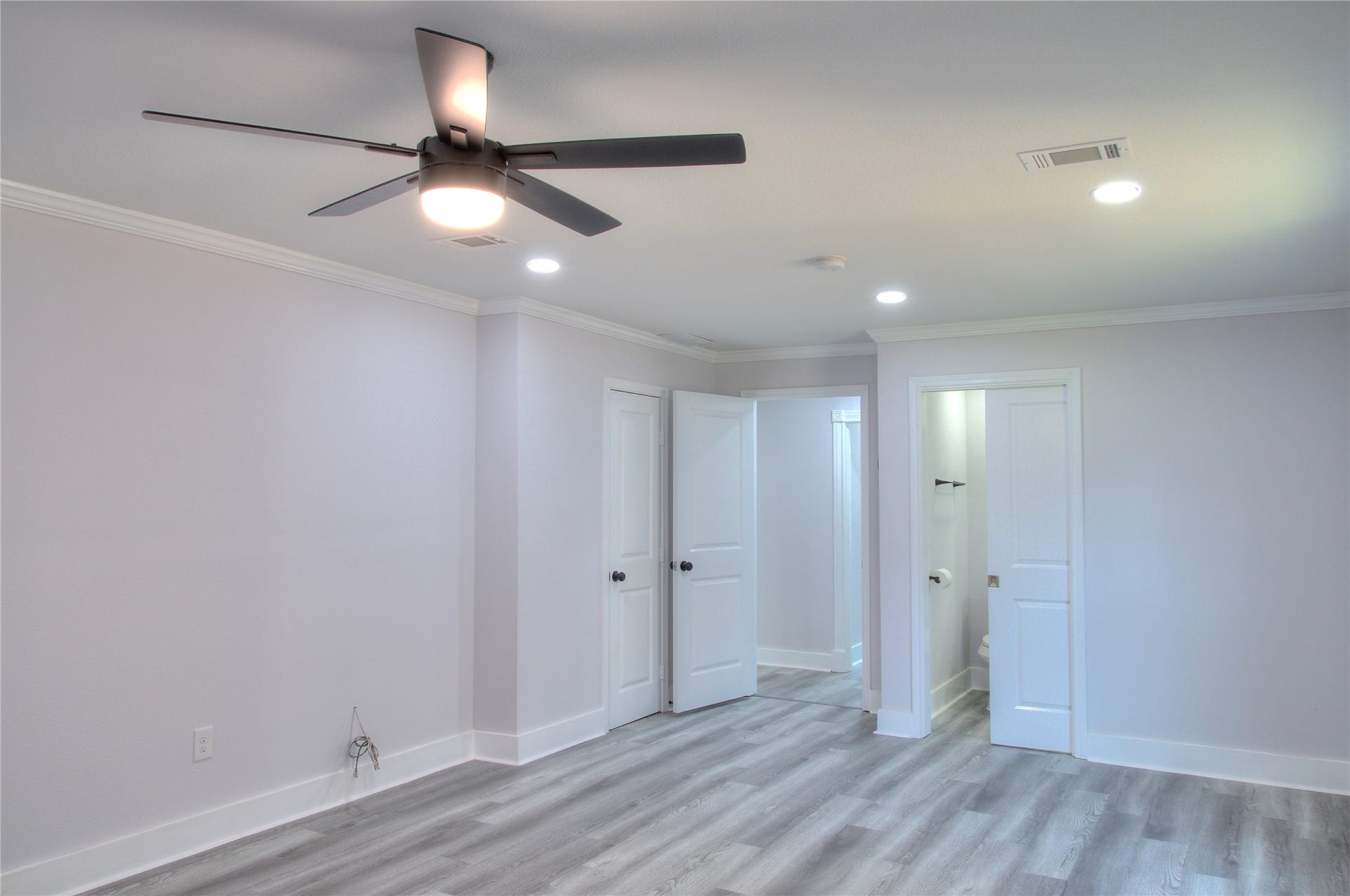 415 Perkins Avenue, League City, TX 77573 Discover the spacious master suite featuring a luxurious en suite bathroom and a generous walk-in closet.