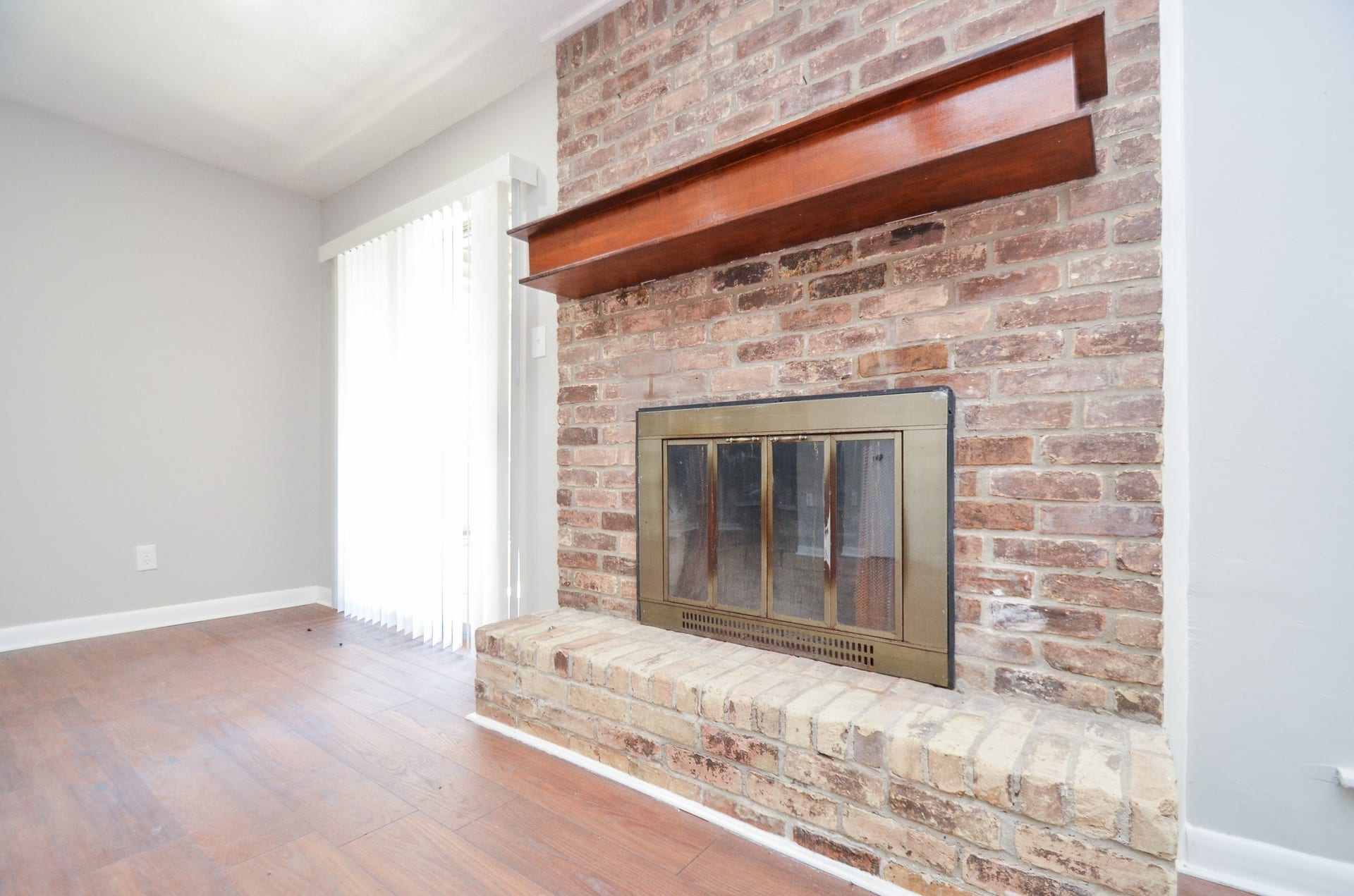 123 Cypress Lane, Conroe, TX 77301 real fireplace