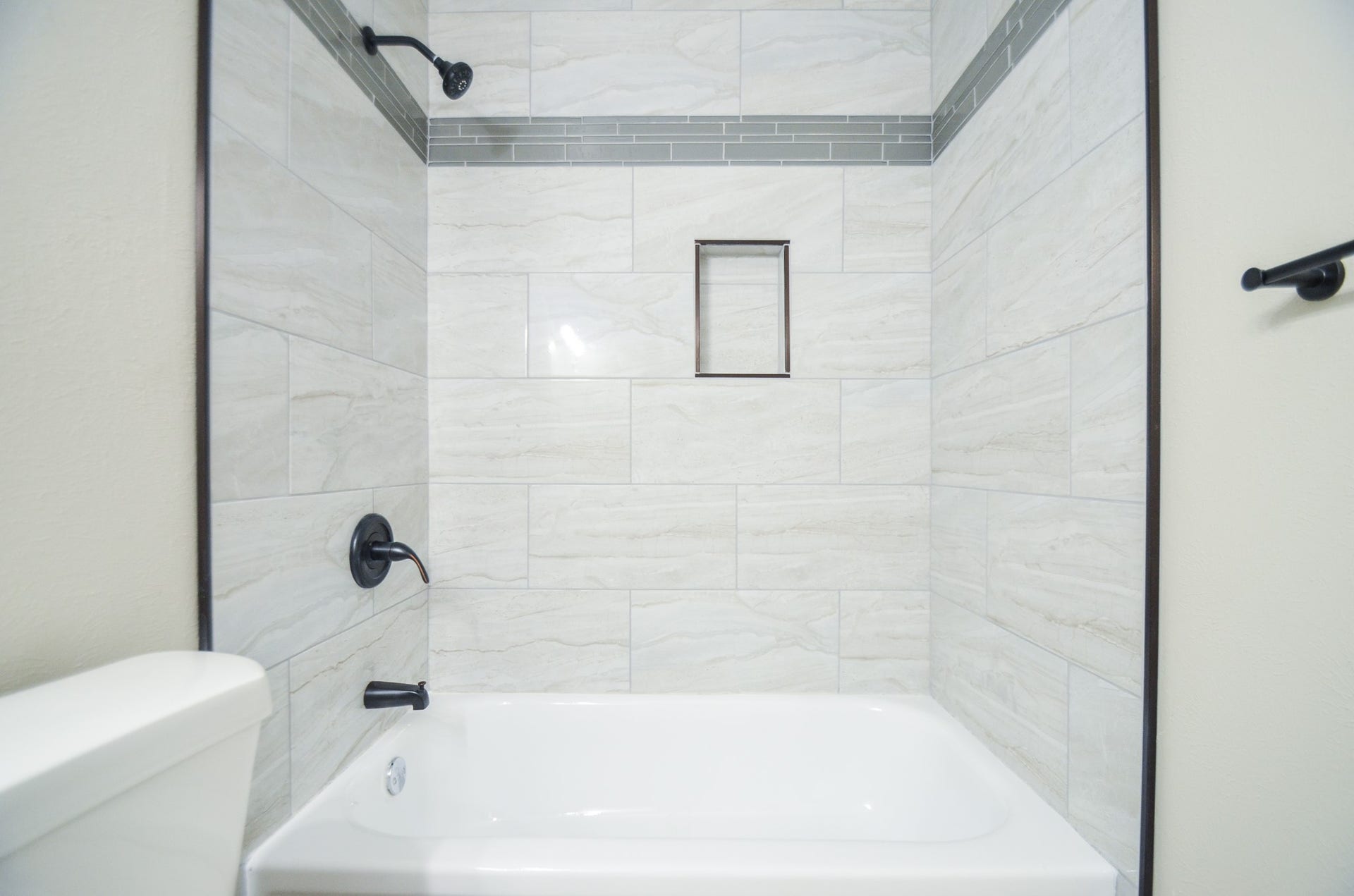 123 Cypress Lane, Conroe, TX 77301 NICE combo tub/shower