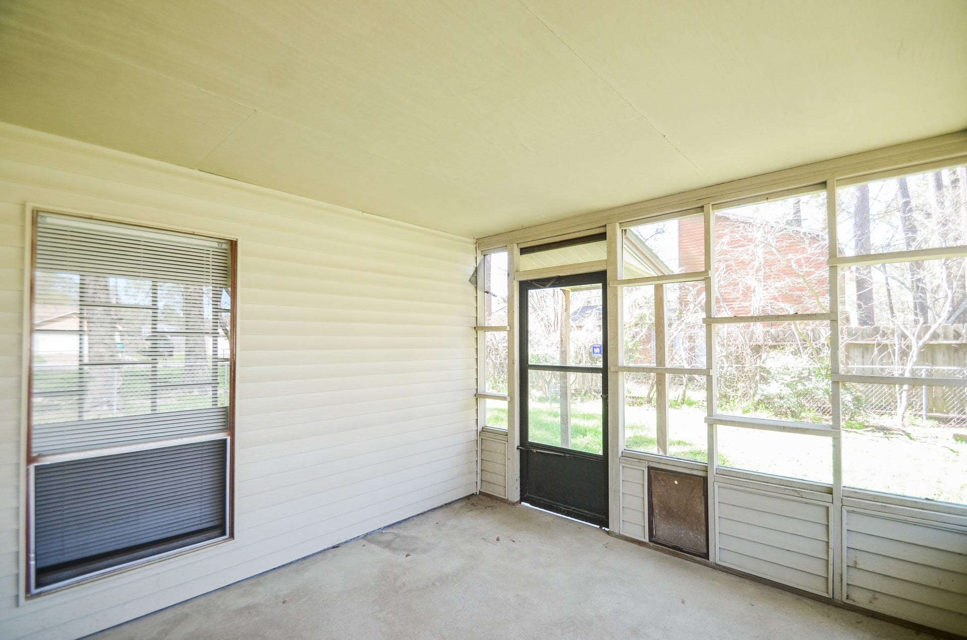 123 Cypress Lane, Conroe, TX 77301 nice benclosed back patio for enjoying outdoors without the mosquitos