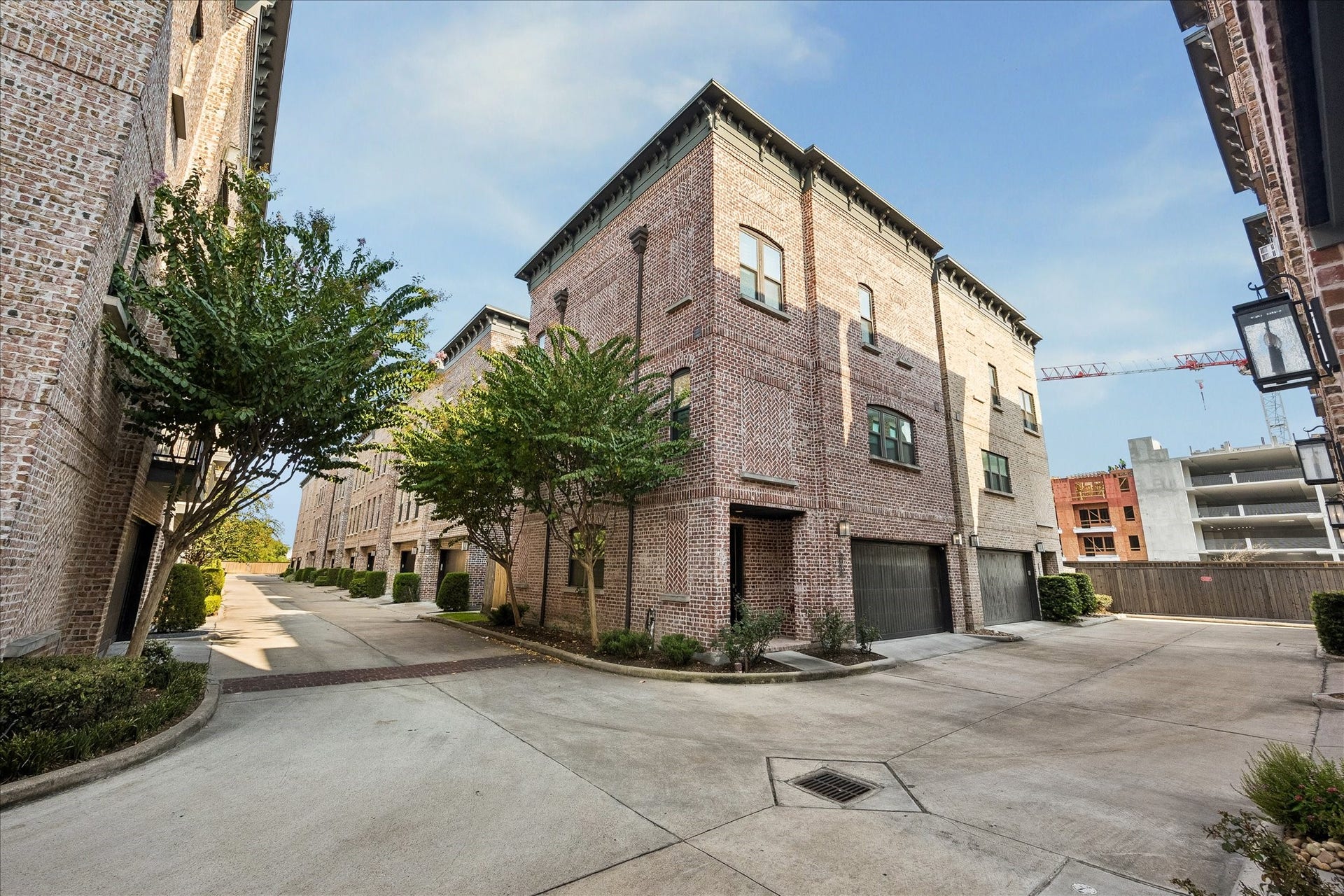 2915 Hicks Street, Houston, TX 77007 Ideally positioned on a bright corner lot, offering added openness, abundant natural light and neighboring homes providing separation from the nearby rail line.