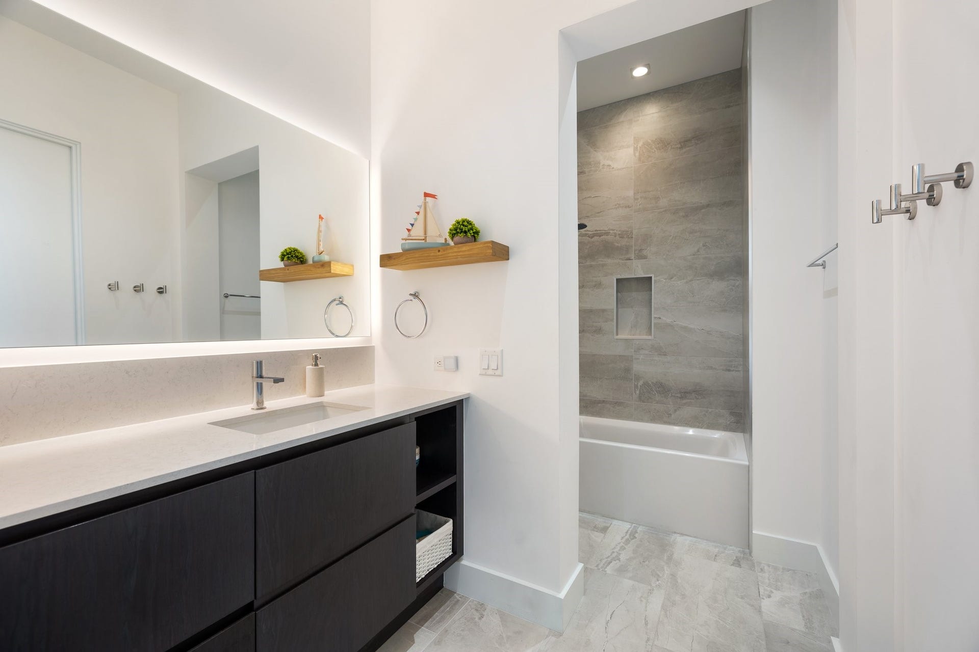 2710 Steel Street, #704, Houston, TX 77098 En-suite bath