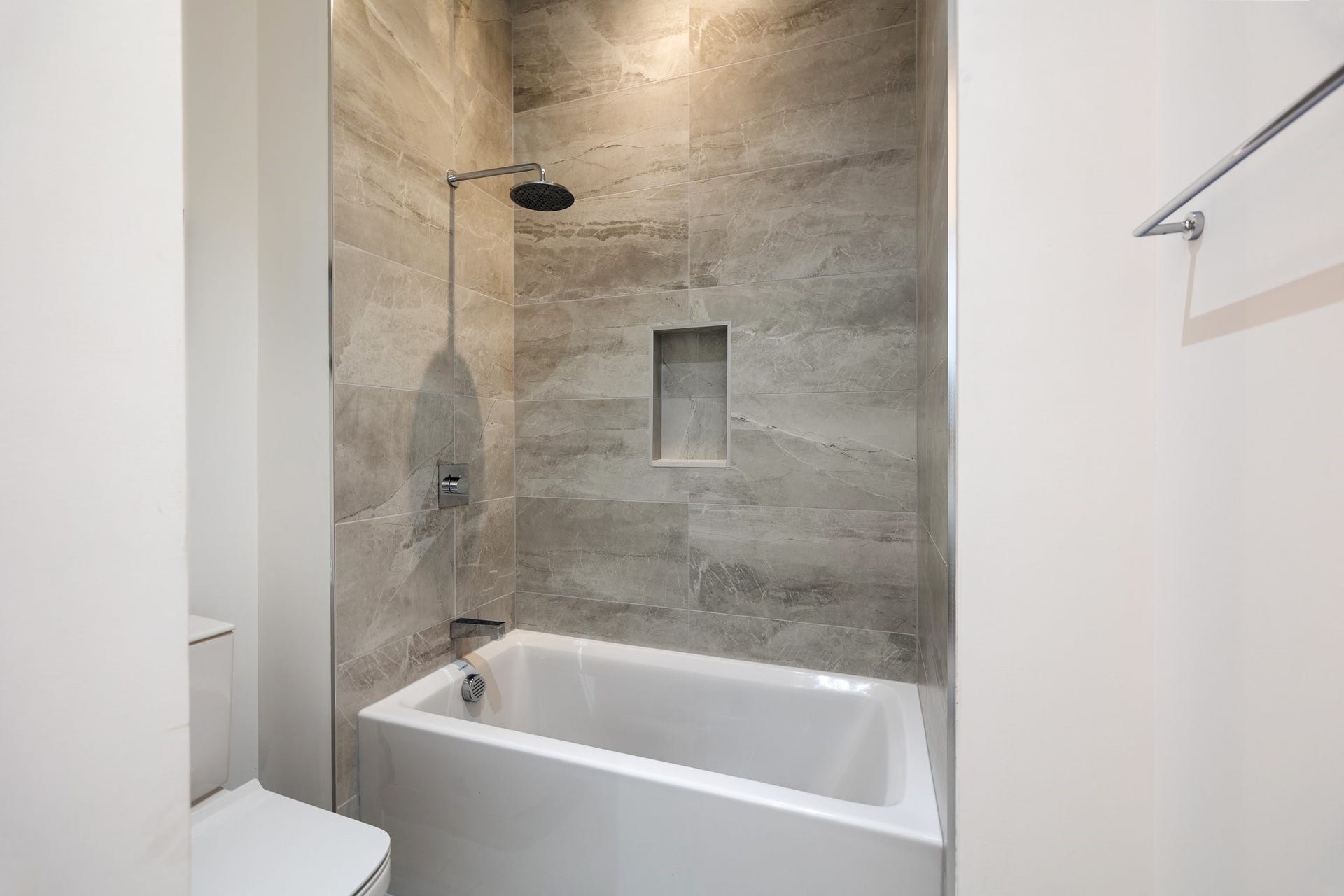 2710 Steel Street, #704, Houston, TX 77098 Shower / tub combo with sleek contemporary finishes.