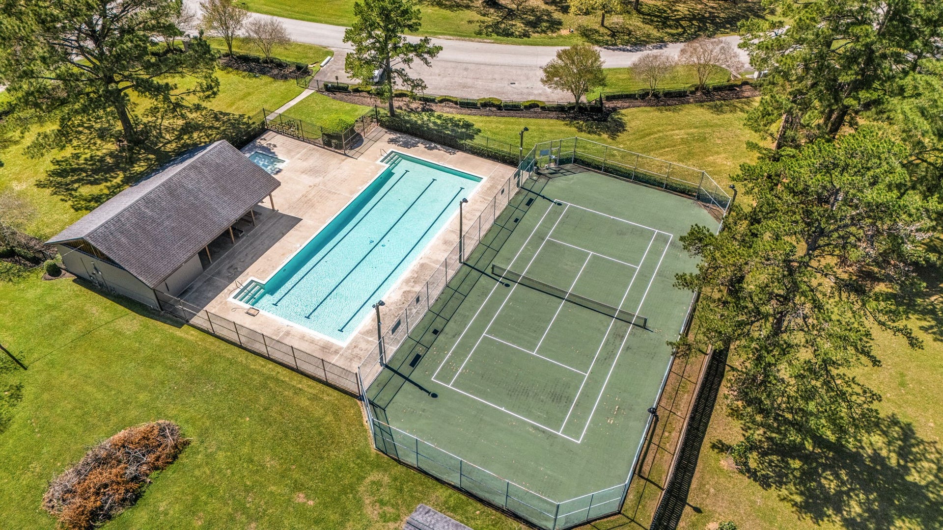 Community amenities include a swimming pool and tennis courts, offering great options for recreation and outdoor enjoyment.