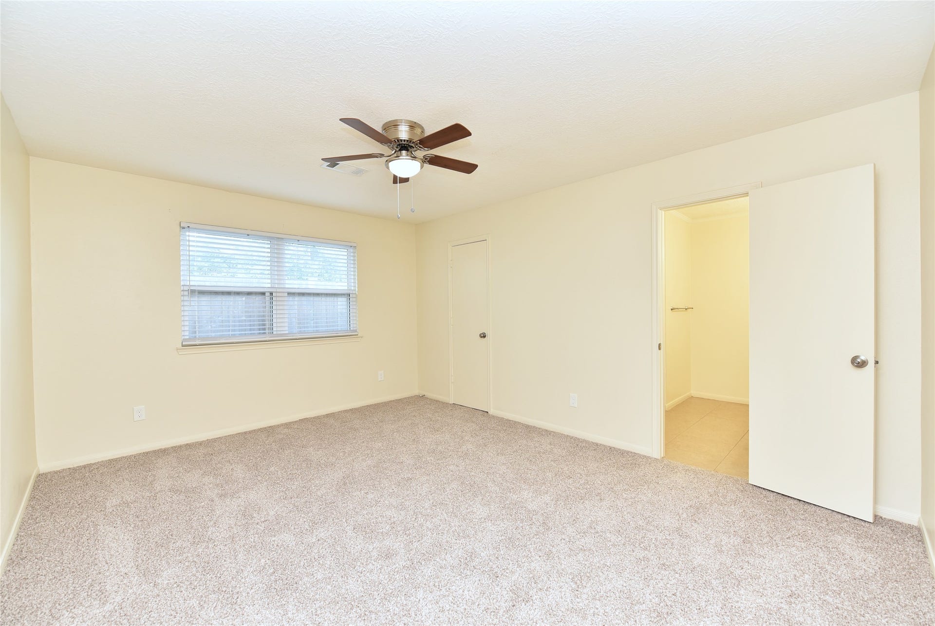 222 Savannah Moss Drive, Richmond, TX 77469 spacious primary suite