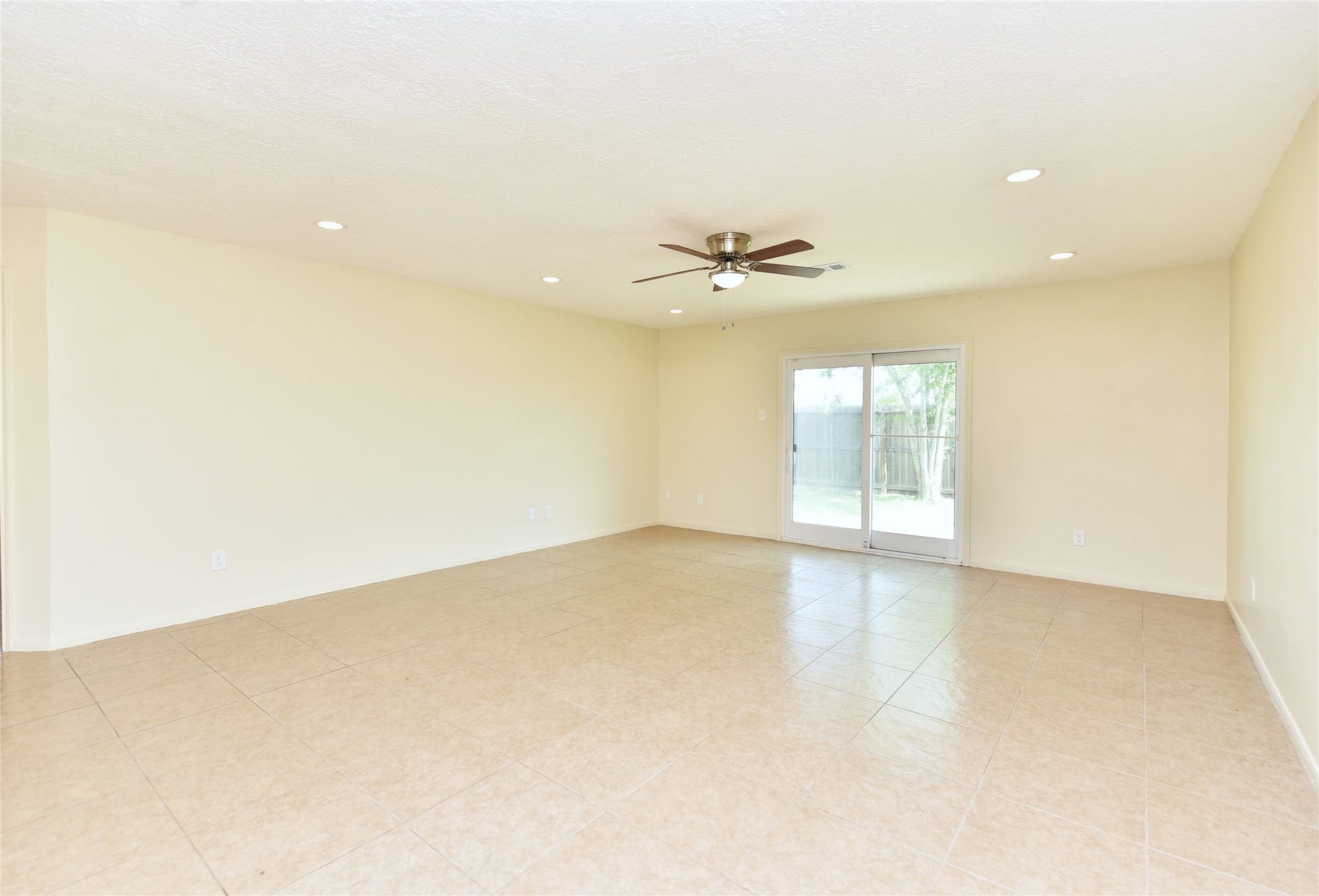 222 Savannah Moss Drive, Richmond, TX 77469 Super clean, light and bright living area