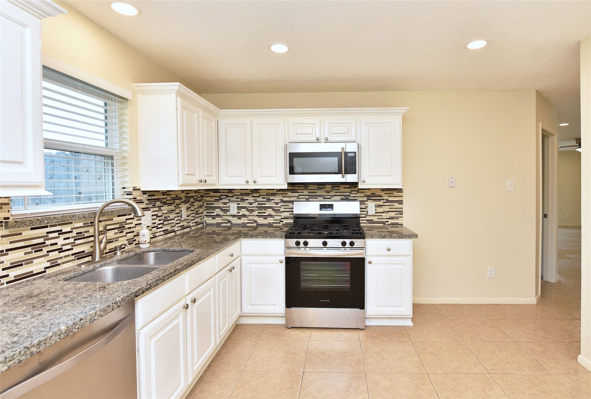 222 Savannah Moss Drive, Richmond, TX 77469 Spacious kitchen super clean