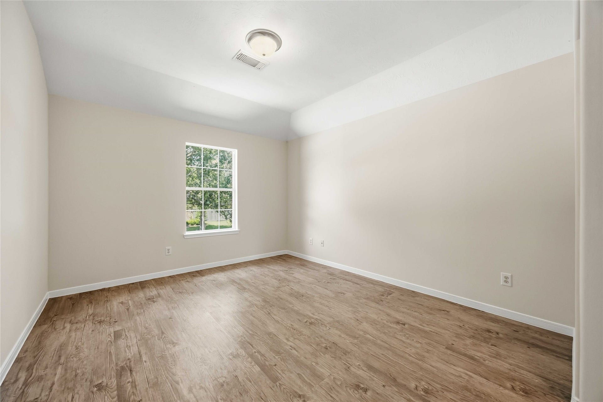 5727 Candlecreek Drive, Richmond, TX 77469 A bright secondary bedroom offers a comfortable space to relax and personalize. The neutral palette provides an easy starting point for any design style.
