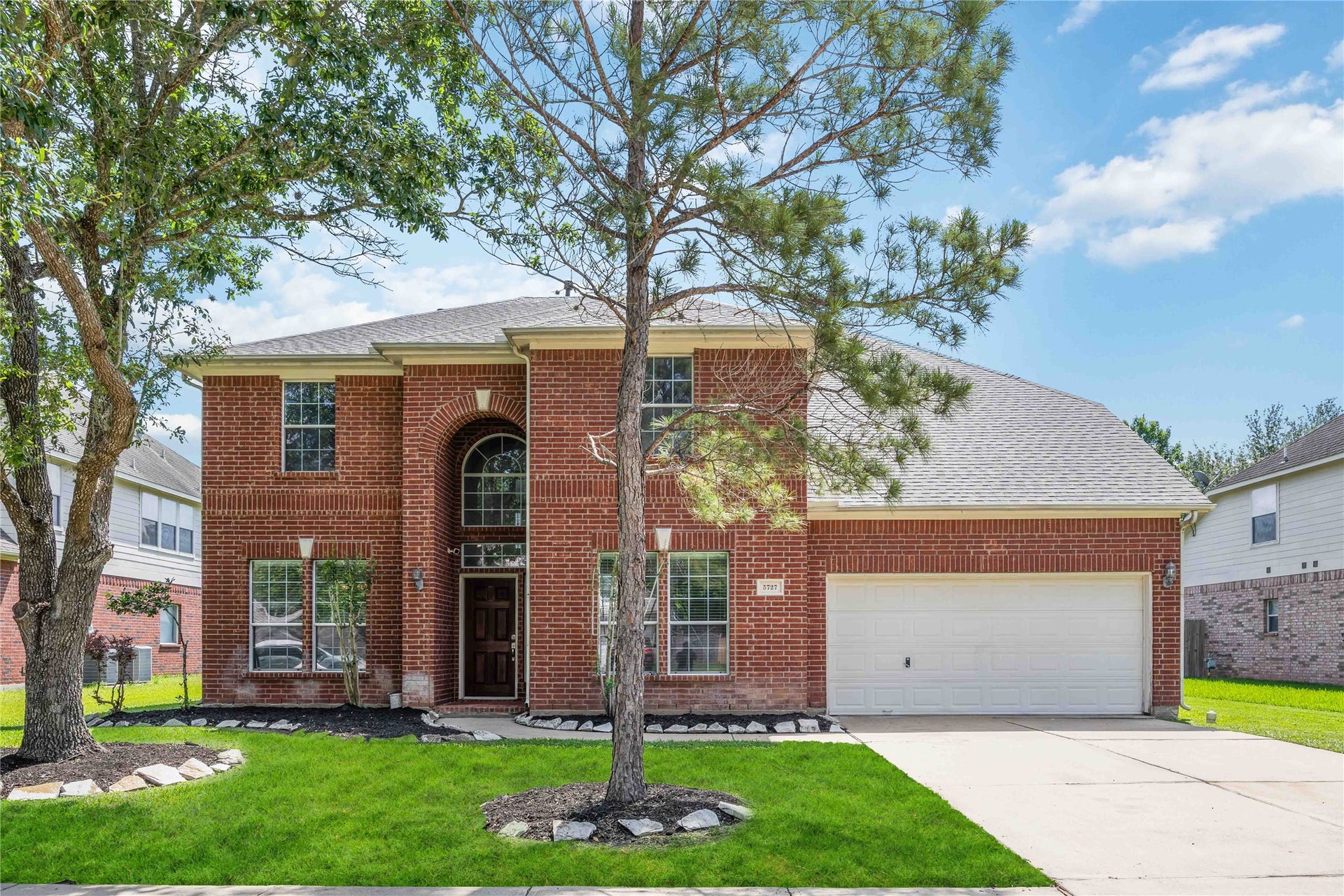 5727 Candlecreek Drive, Richmond, TX 77469 A welcoming exterior with mature landscaping and a wide driveway creates a polished first impression. It feels established, inviting and ready to welcome guests.