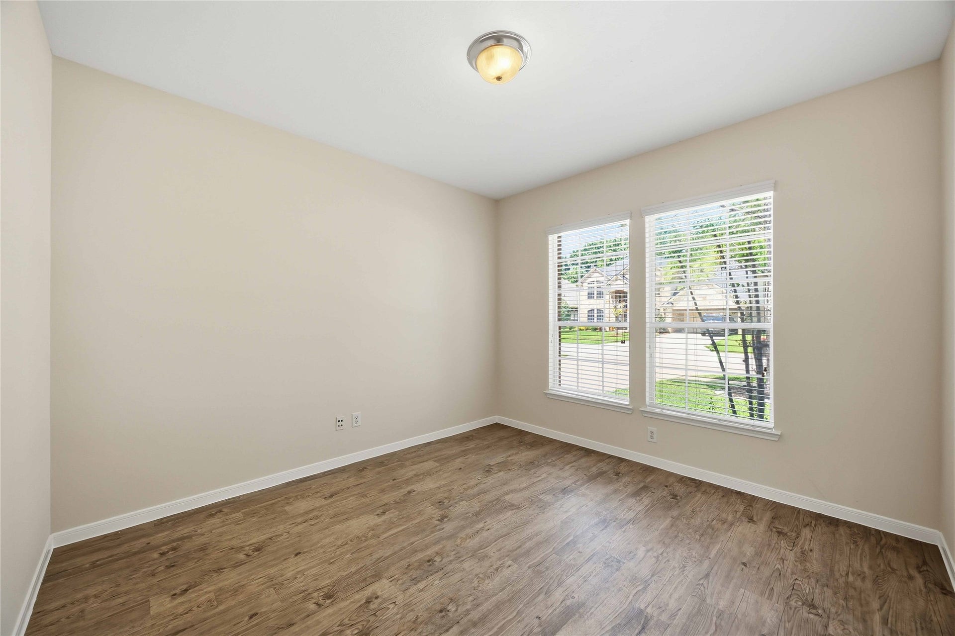 5727 Candlecreek Drive, Richmond, TX 77469 Create a productive work-from-home space, reading room or quiet place to focus. The large window brings in plenty of natural light throughout the day.