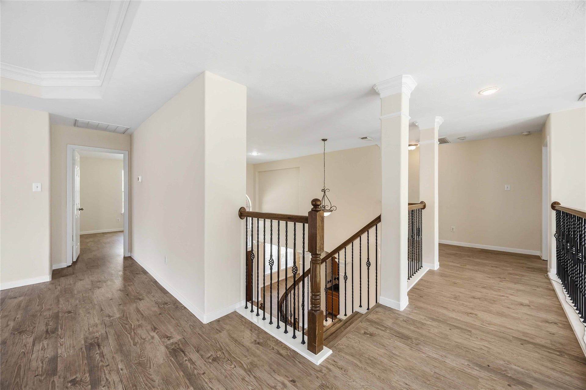 5727 Candlecreek Drive, Richmond, TX 77469 The upstairs landing feels open and airy rather than simply functioning as a hallway. It creates a natural connection between the surrounding rooms and the main level below.