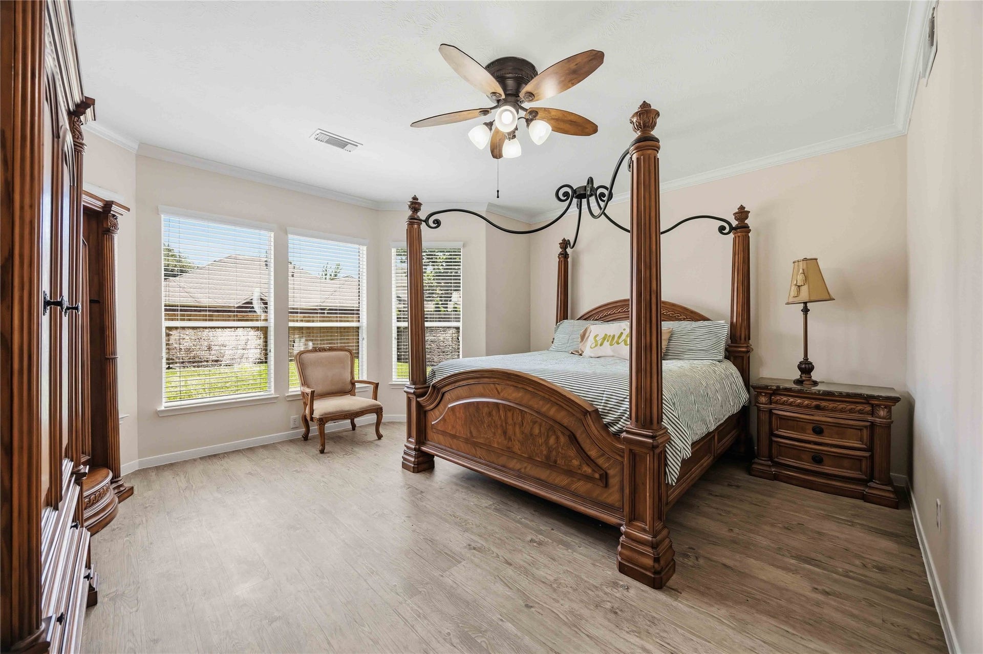 5727 Candlecreek Drive, Richmond, TX 77469 A spacious primary retreat offers plenty of room to unwind at the end of the day. Multiple windows bring in natural light while maintaining a relaxed atmosp