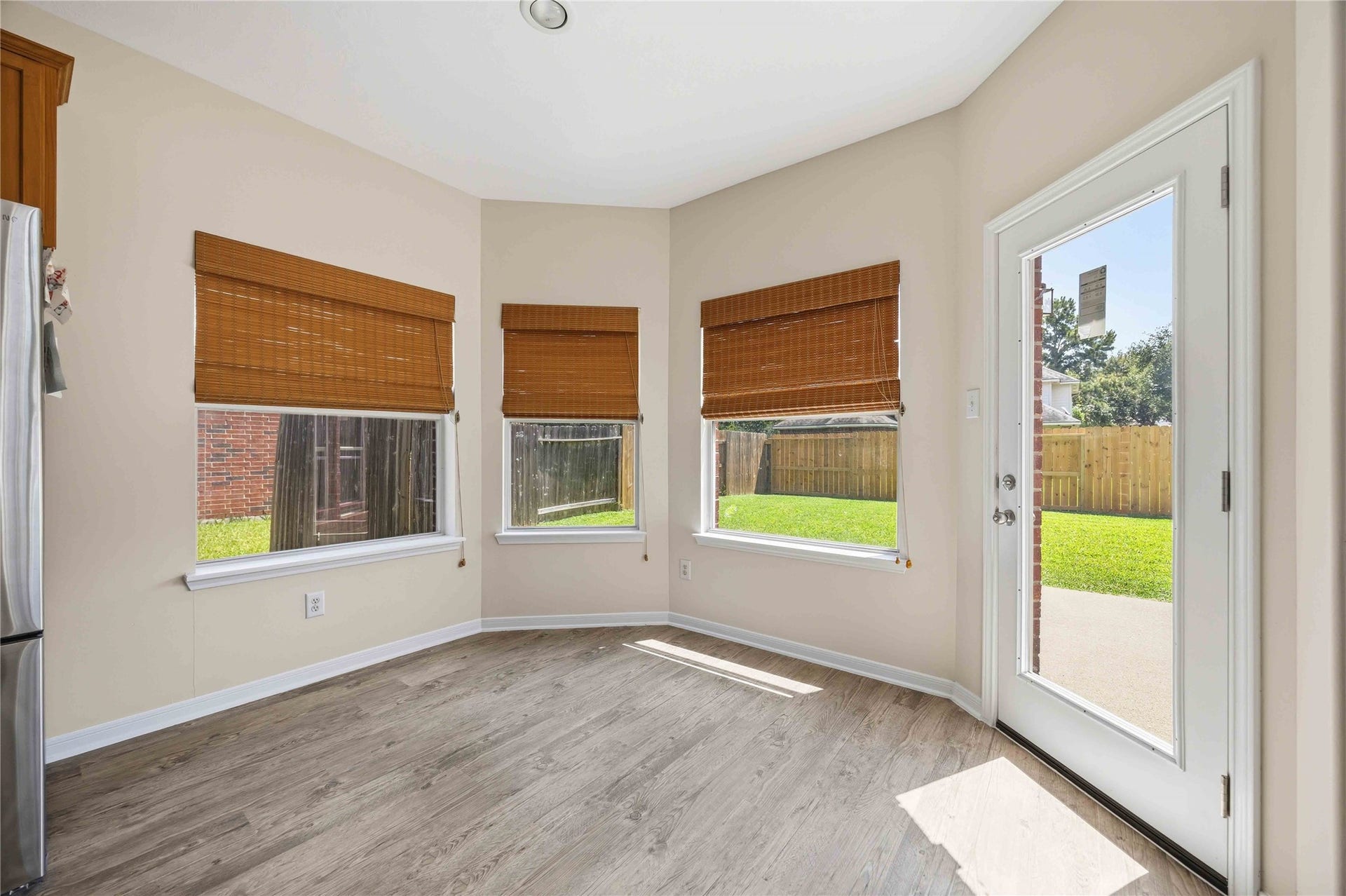 5727 Candlecreek Drive, Richmond, TX 77469 Start the morning with coffee and natural light while overlooking the backyard. This casual dining area feels bright, comfortable and connected to the outdoors.