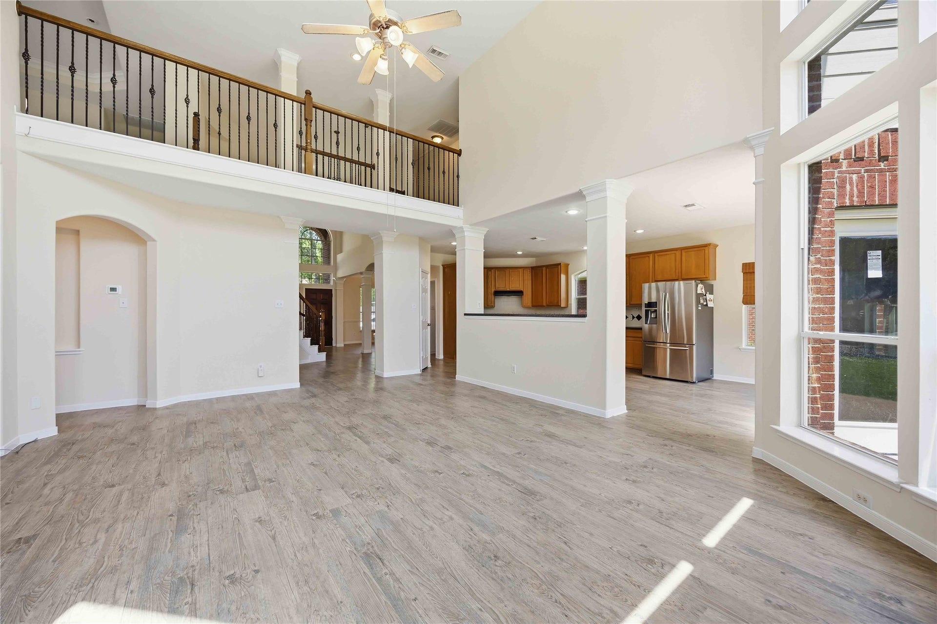 5727 Candlecreek Drive, Richmond, TX 77469 The dramatic ceiling height gives this room a sense of scale you can really feel. It offers plenty of flexibility for creating multiple conversation and seating areas.