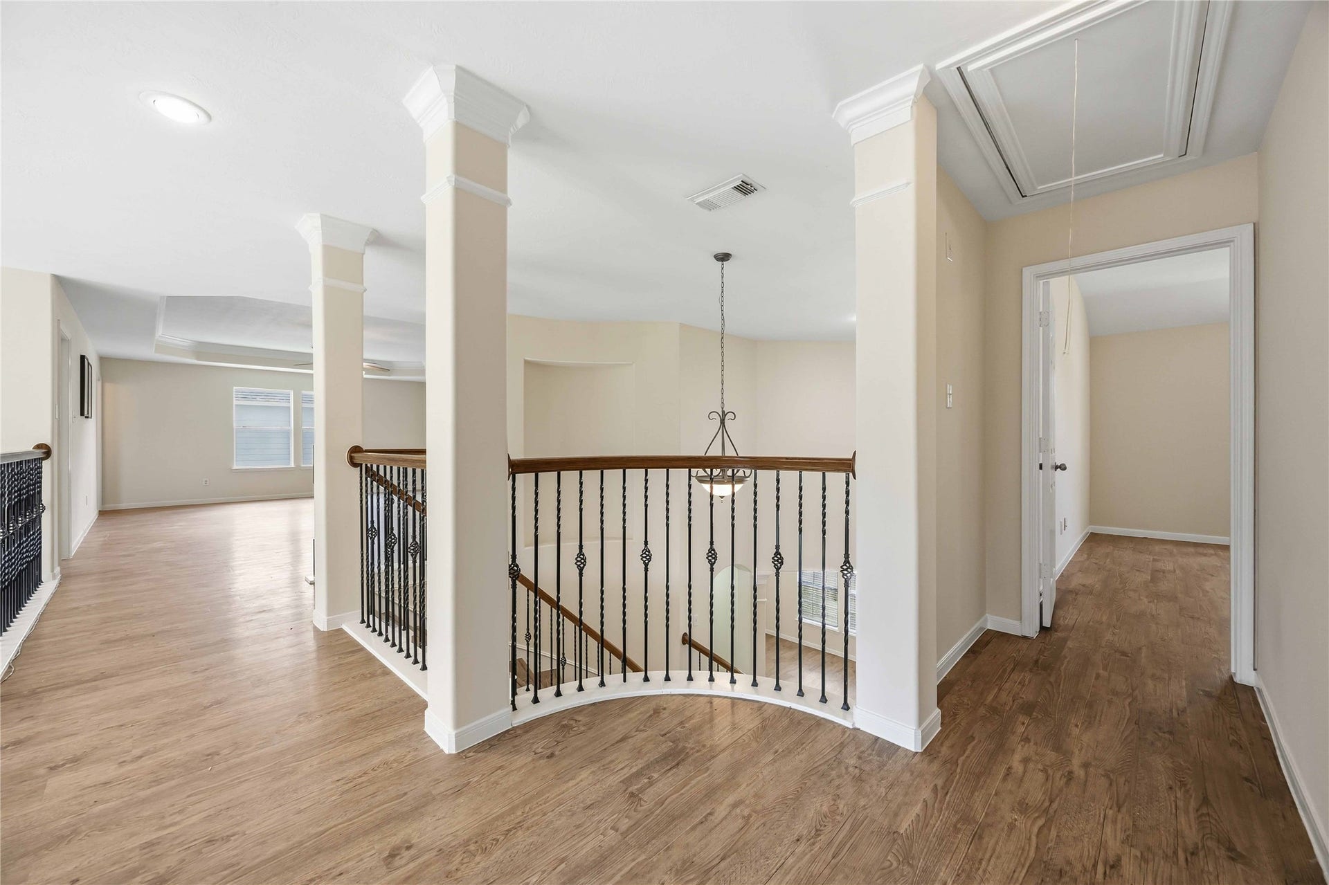 5727 Candlecreek Drive, Richmond, TX 77469 This open landing provides breathing room between the upstairs spaces. The railing keeps the area visually connected while still creating separation between levels.