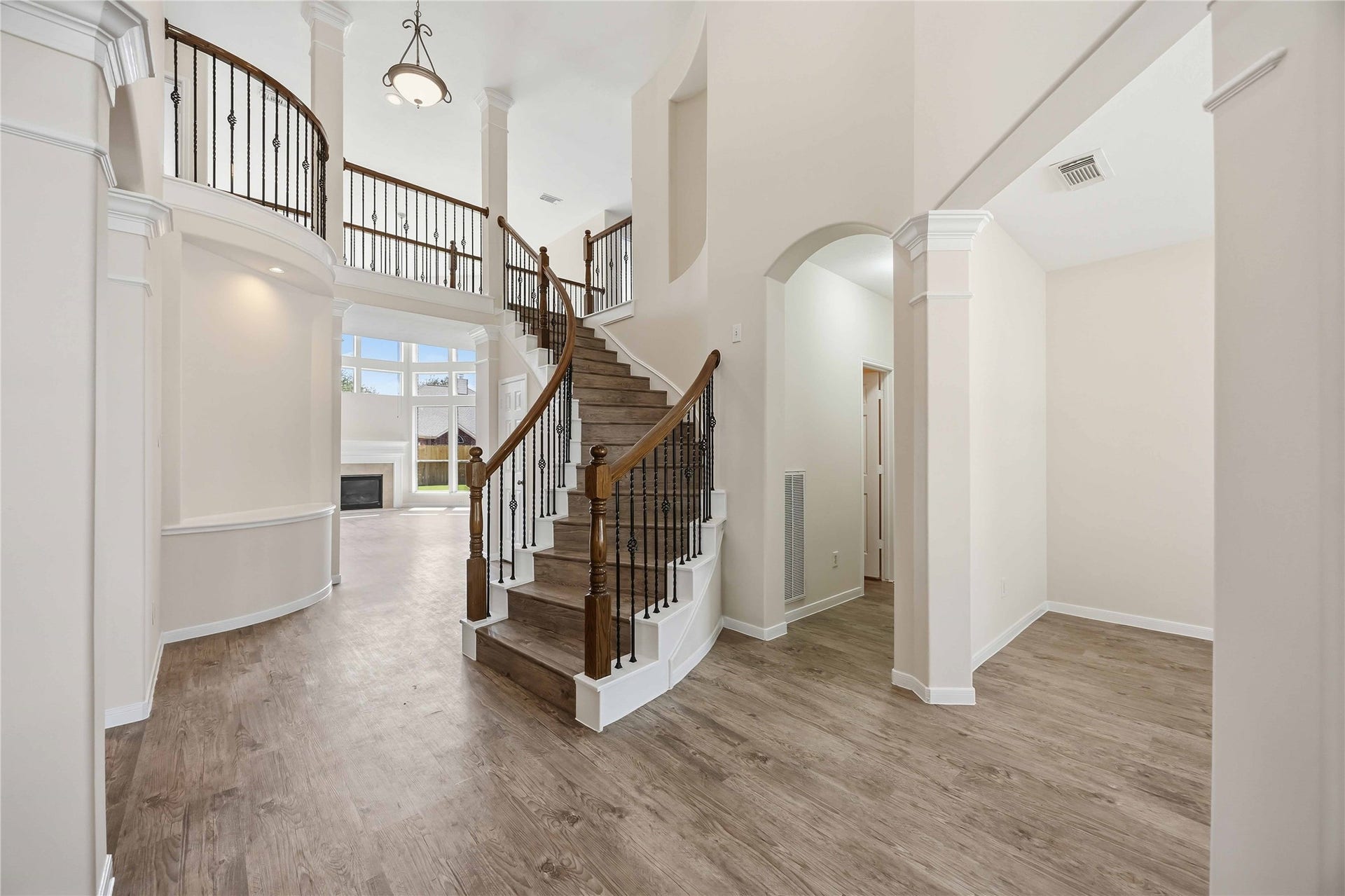 5727 Candlecreek Drive, Richmond, TX 77469 Step inside to a dramatic entrance where soaring ceilings and the curved staircase instantly make an impression. It creates that memorable wow moment as soon as you walk through the door.