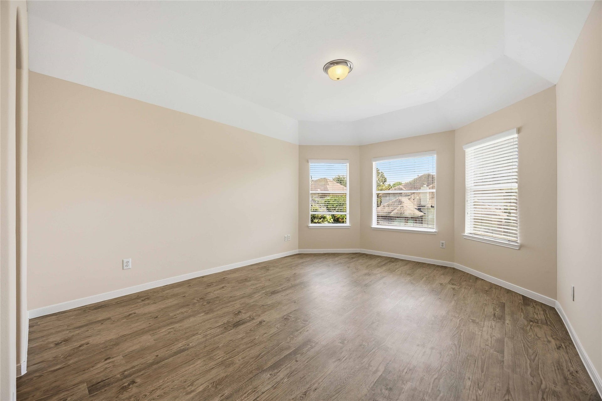 5727 Candlecreek Drive, Richmond, TX 77469 The bay-style windows add character while bringing extra light into the room. There is plenty of flexibility to create a comfortable sleeping, sitting or study area.