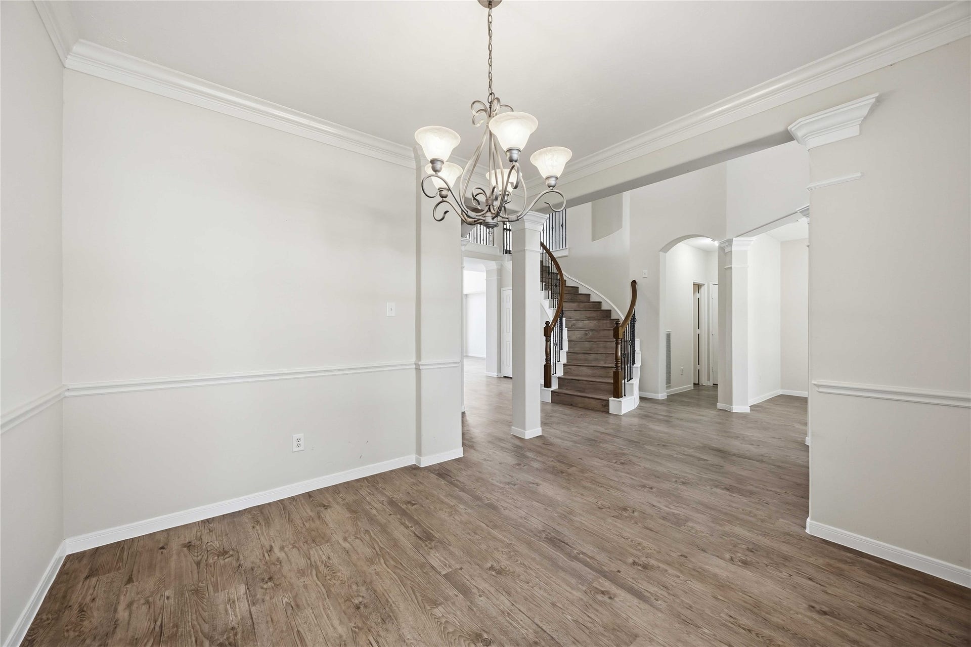 5727 Candlecreek Drive, Richmond, TX 77469 This versatile space is ready to adapt to your lifestyle, whether you envision dining, entertaining or something entirely your own. Neutral finishes make it easy to personalize.