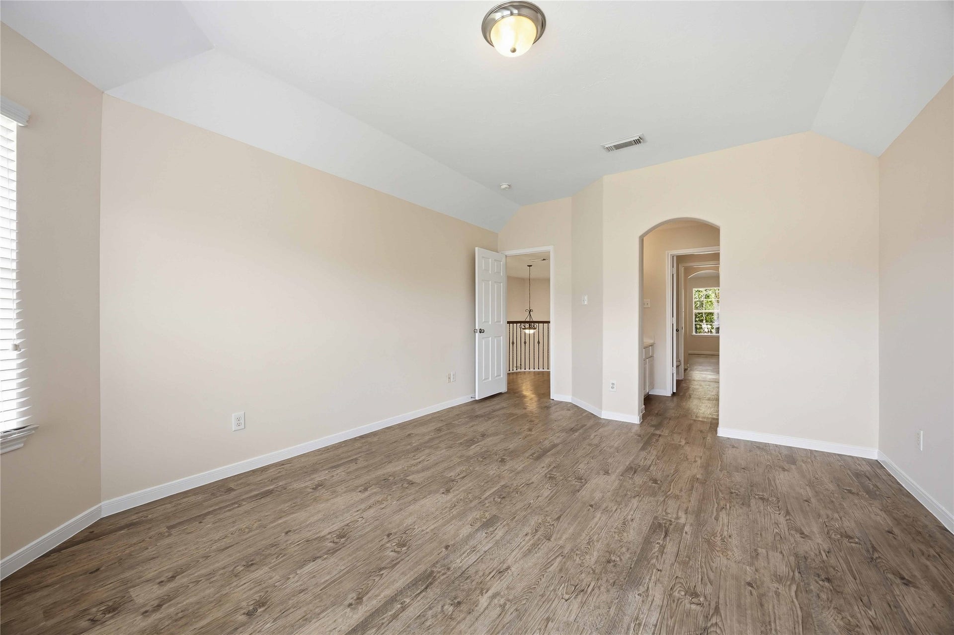 5727 Candlecreek Drive, Richmond, TX 77469 This spacious room provides plenty of flexibility for furniture, storage and everyday living. The neutral finishes make it easy to envision your own style in the space.