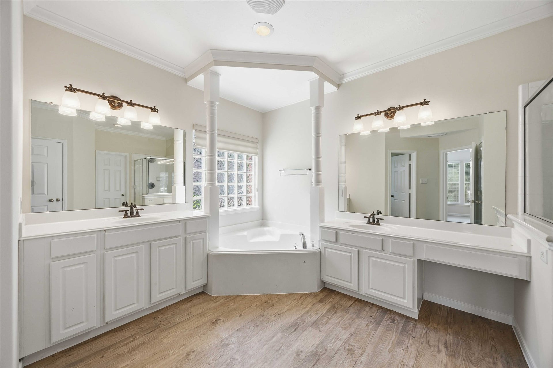 5727 Candlecreek Drive, Richmond, TX 77469 Dual vanities make morning and evening routines easier with plenty of personal space. The bright, open design creates a calm start and finish to the day.