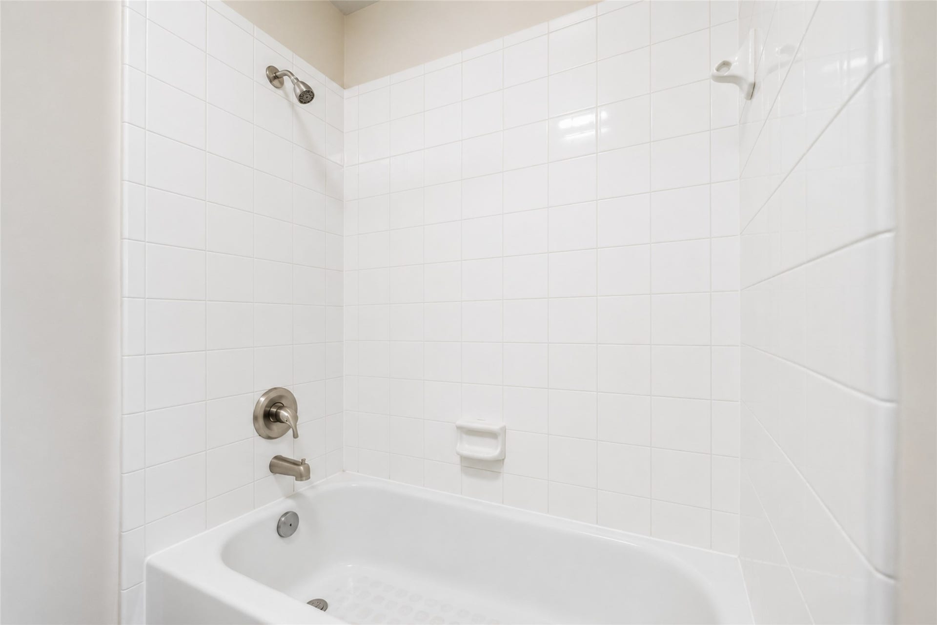 5727 Candlecreek Drive, Richmond, TX 77469 A tub and shower combination gives this bathroom practical flexibility for everyday routines. Light finishes help keep the space feeling fresh and bright.