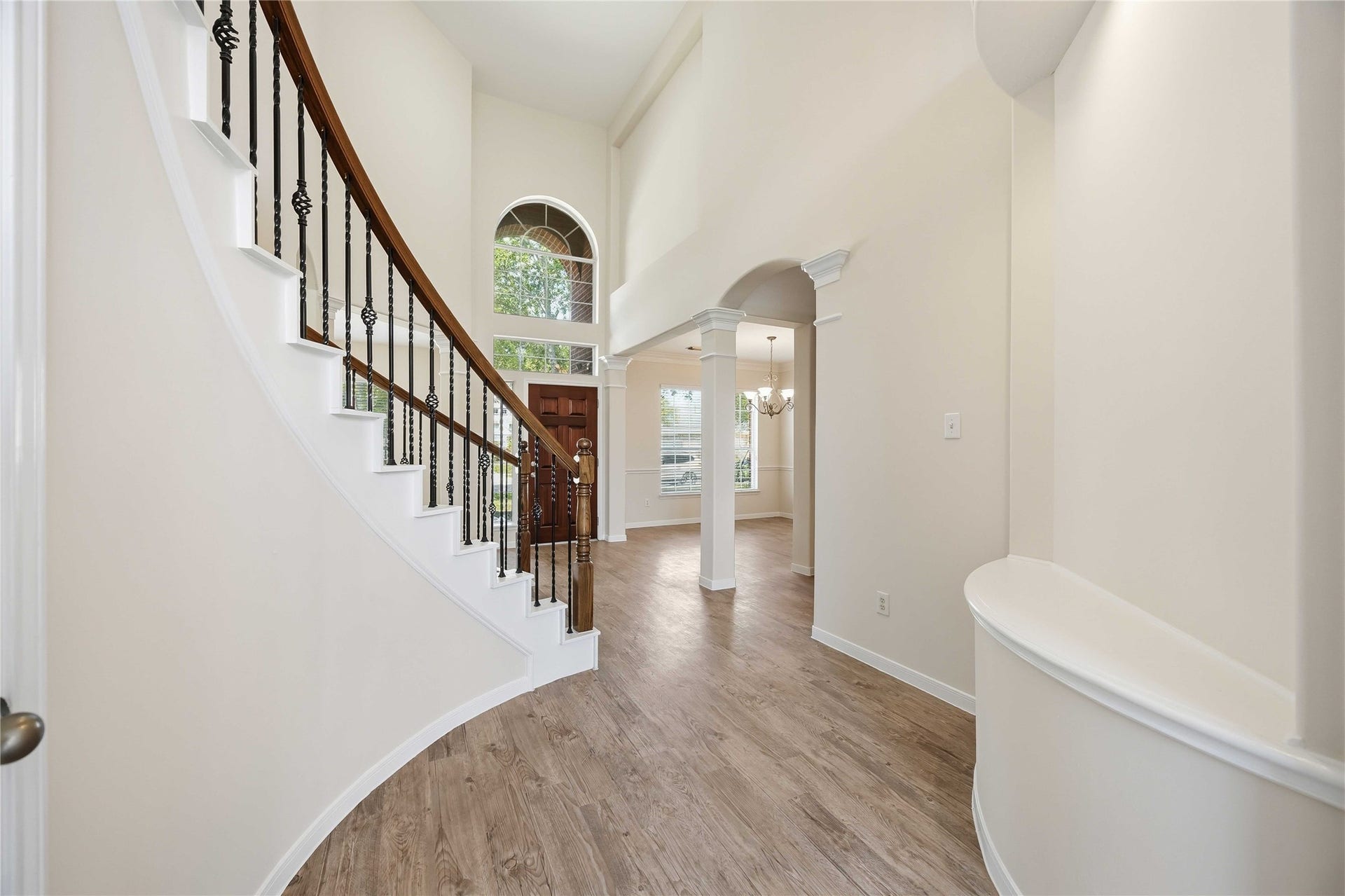 5727 Candlecreek Drive, Richmond, TX 77469 The graceful staircase and open entry make moving through the home feel spacious and connected. It is an entrance that feels just as impressive for everyday living as it does when entertaining.