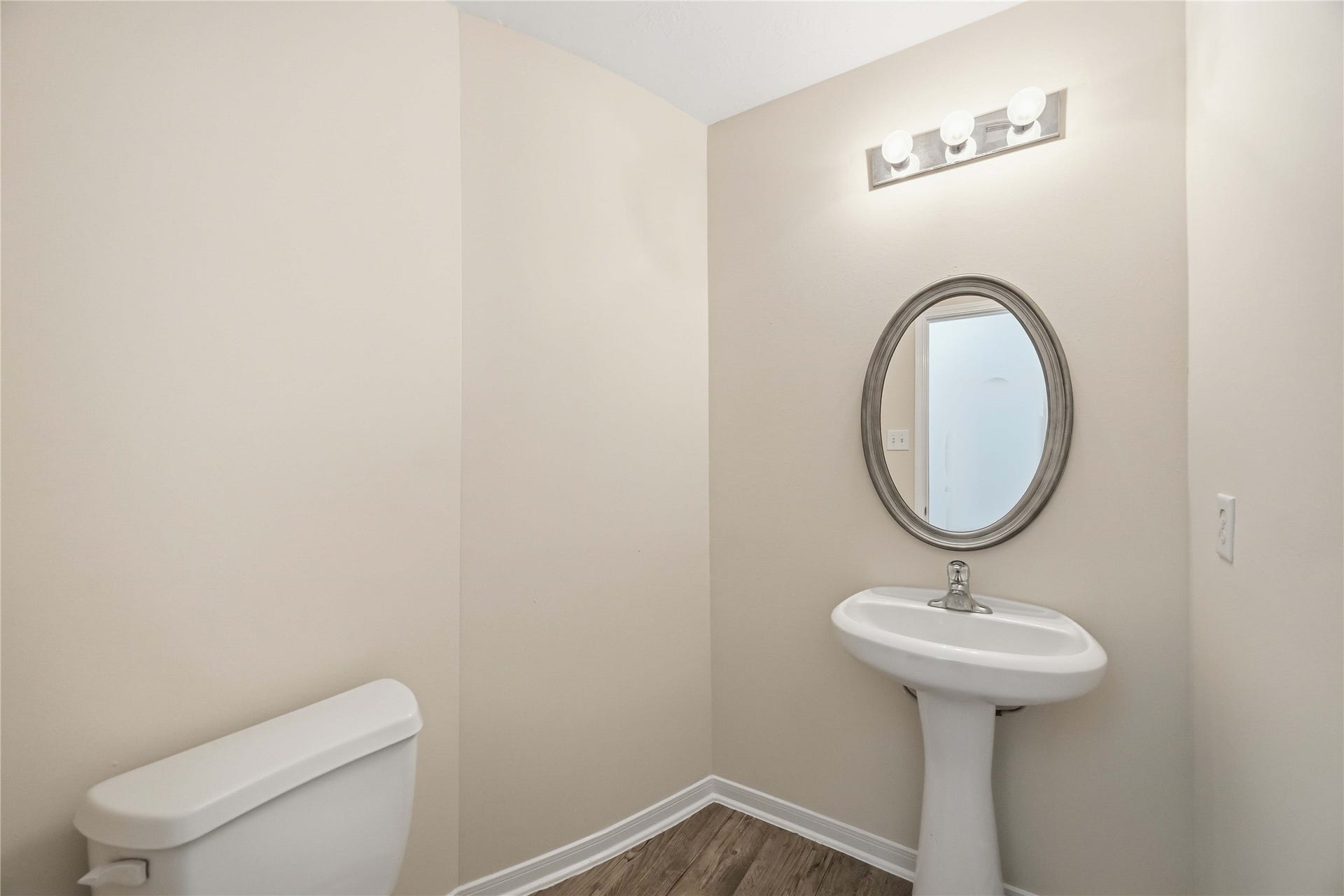 5727 Candlecreek Drive, Richmond, TX 77469 A conveniently located powder room makes entertaining guests easier. Its simple design offers an easy opportunity to add personality with dcor.