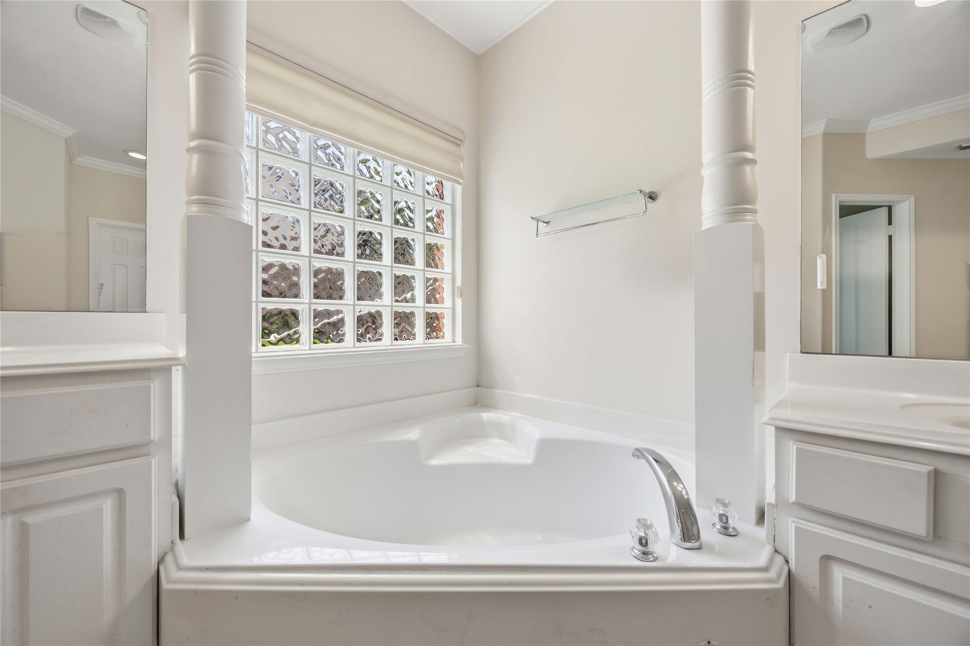 5727 Candlecreek Drive, Richmond, TX 77469 A soaking tub invites you to slow down and enjoy a little quiet time. Natural light keeps the space bright while the glass block offers privacy.