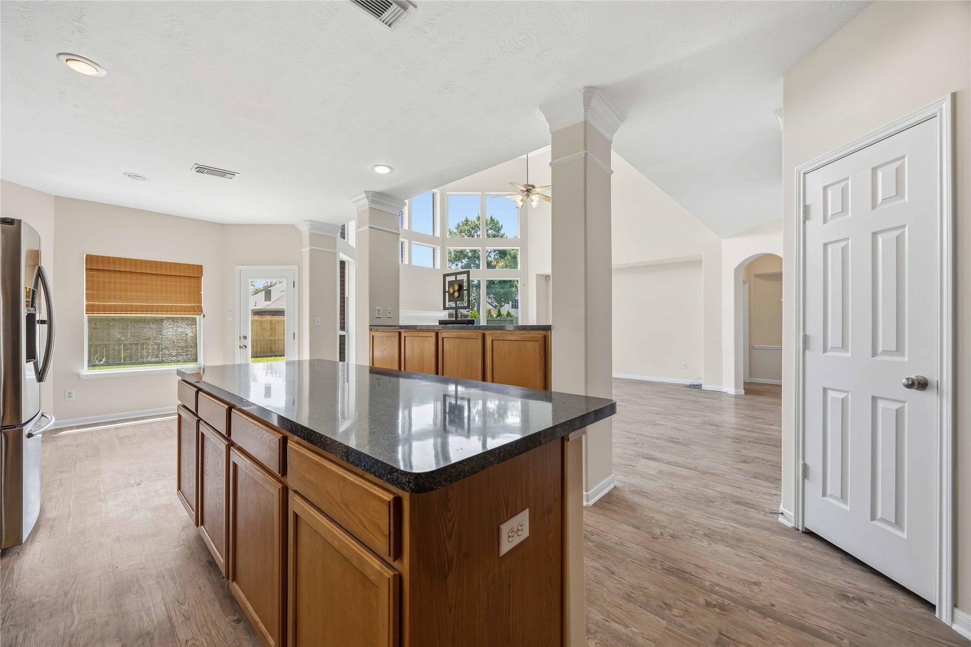 5727 Candlecreek Drive, Richmond, TX 77469 This kitchen is designed for everyday routines to flow smoothly, from morning coffee to preparing dinner. The adjoining breakfast area keeps casual meals close and convenient.