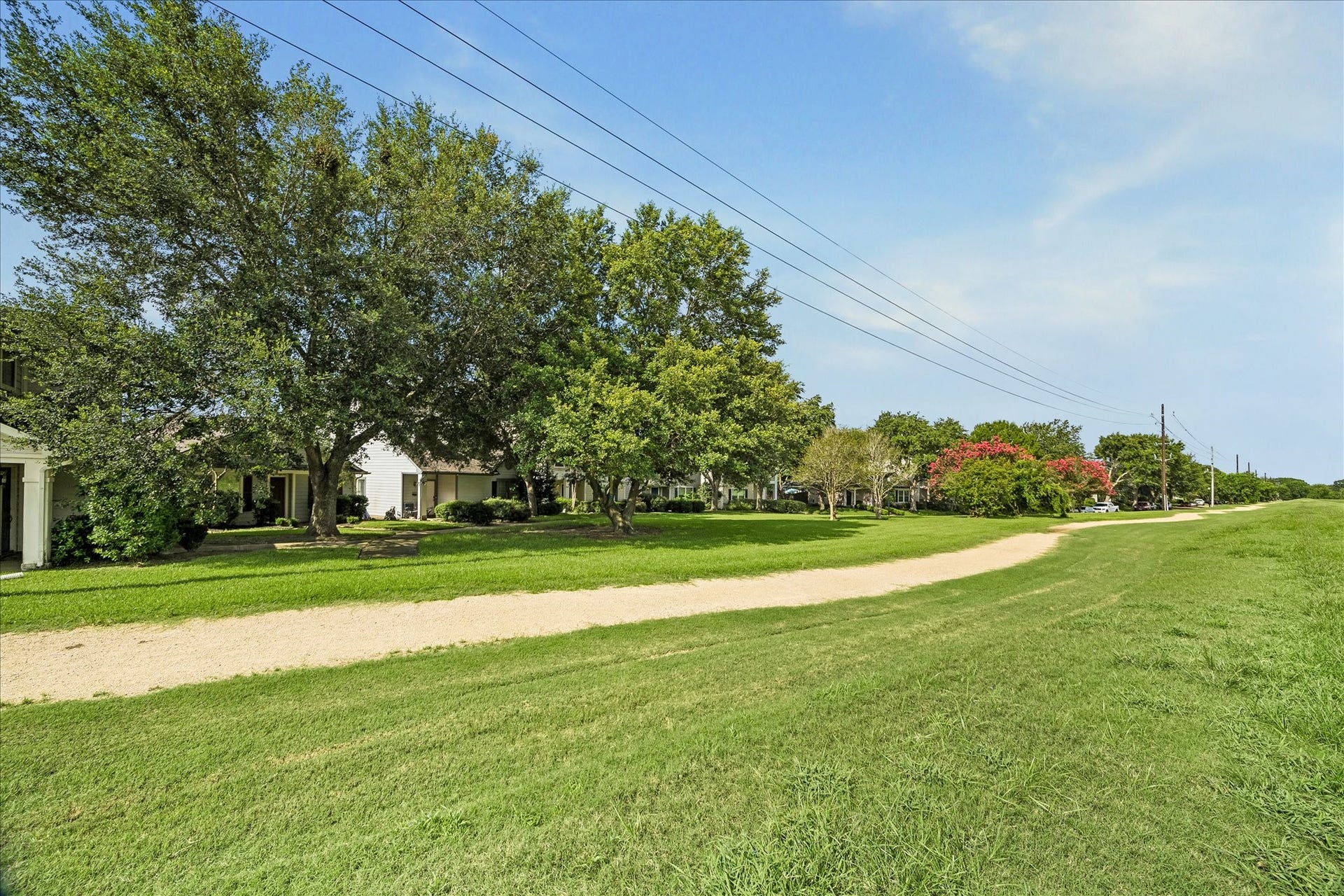 10819 Cobblecreek Way, Missouri City, TX 77459 Step outside and enjoy the scenic greenbelt path practically at your front door, where sunshine, open space, and a peaceful cul-de-sac setting make everyday walks feel extra special.