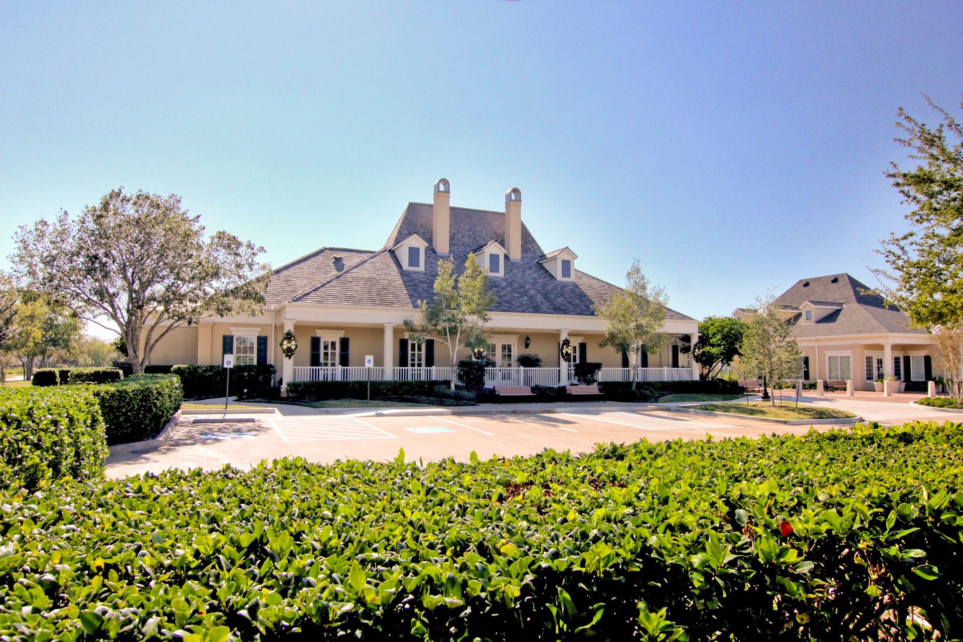 10819 Cobblecreek Way, Missouri City, TX 77459 The Sienna Golf Club is a main hub of the neighborhood. Here, you will find golf and tennis with pro-shops, The Sienna Grille, a watery wonderland with a huge pool, splash pads, and a bucket dump. Sienna also offers a packed calendar with fun events for everyone.