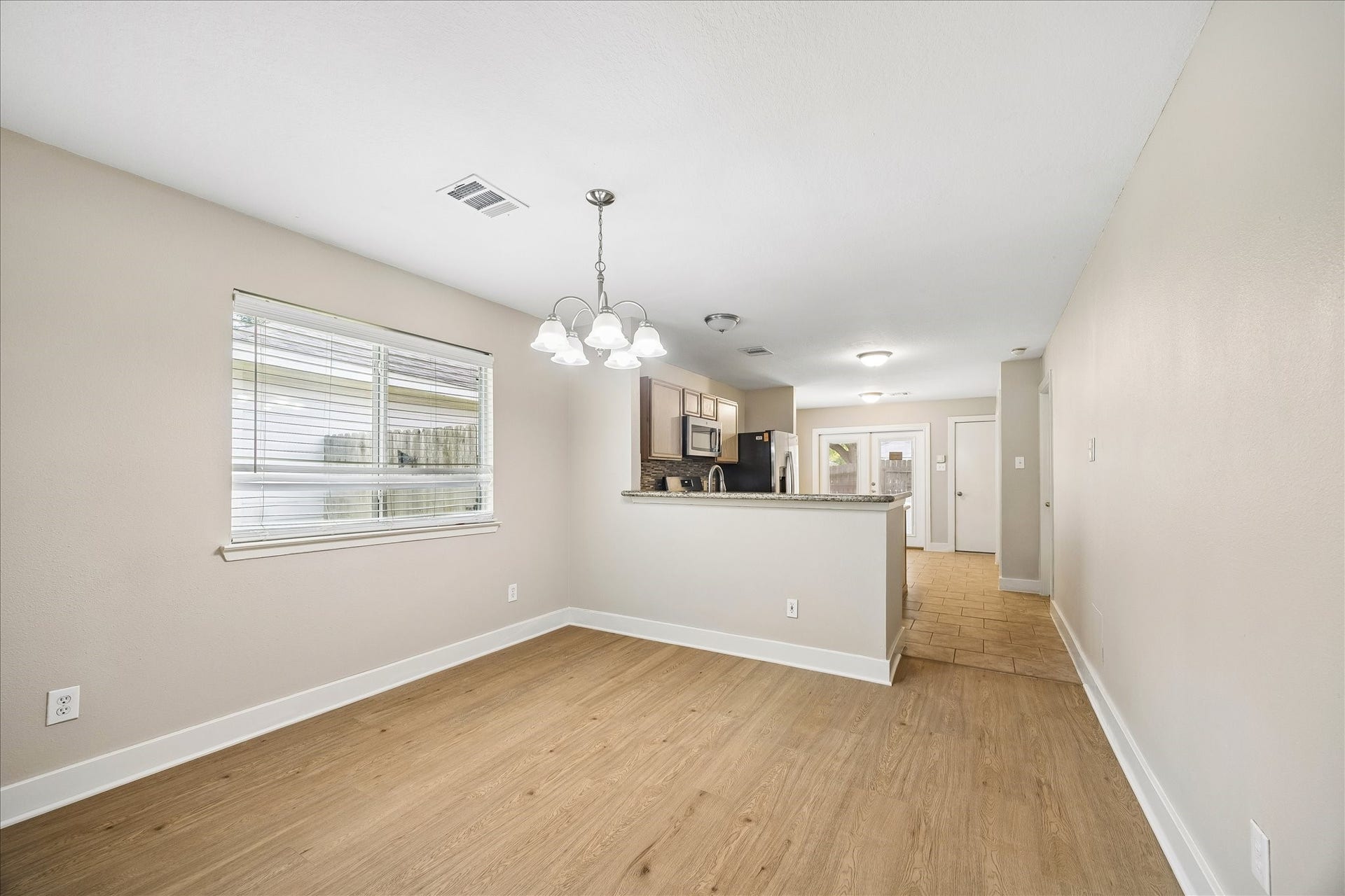 10819 Cobblecreek Way, Missouri City, TX 77459 A handy breakfast bar offers the perfect perch for morning coffee late night snacks and everything
in between.