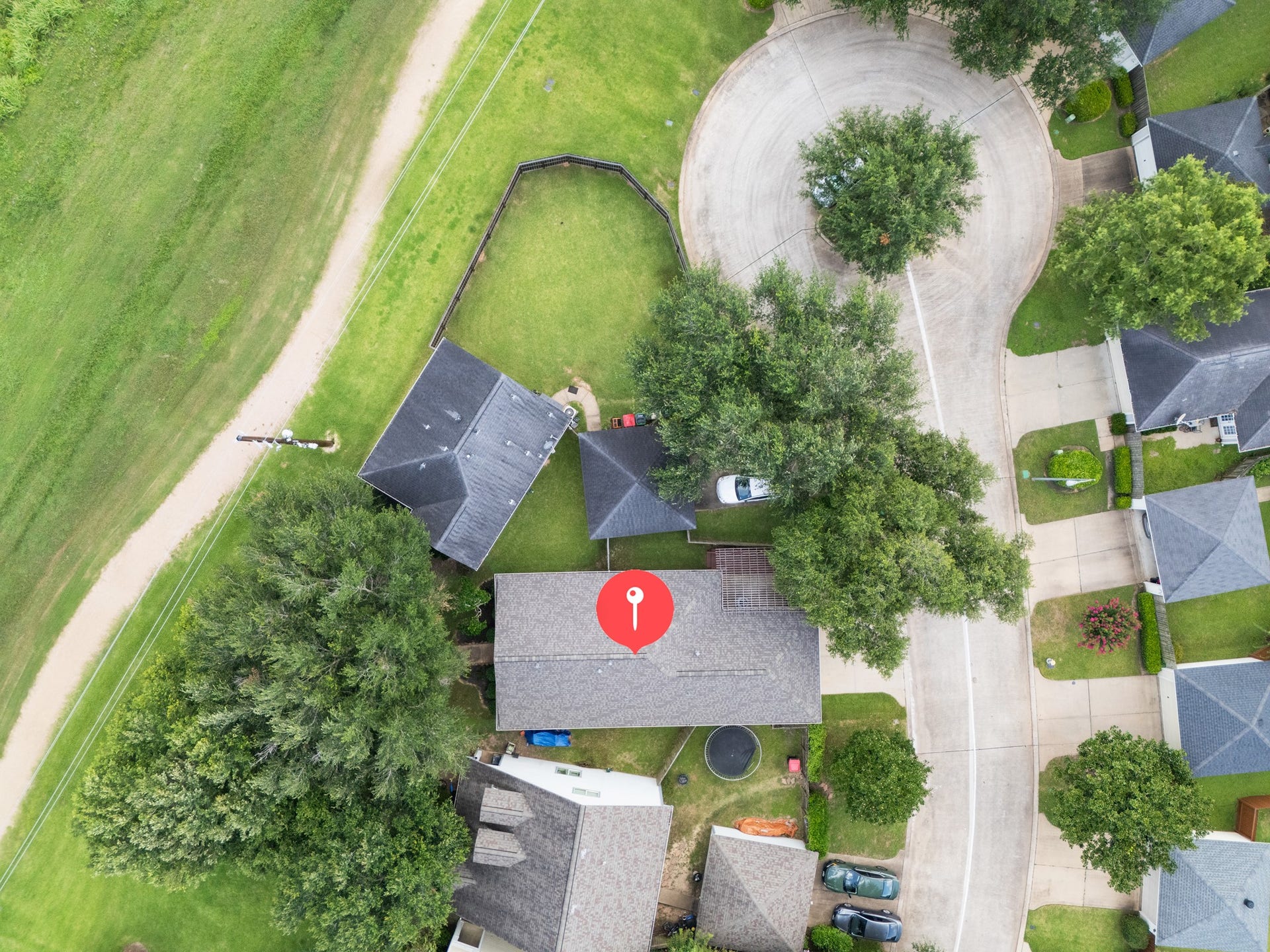 10819 Cobblecreek Way, Missouri City, TX 77459 This location is just perfect. The home faces a lush greenbelt with a scenic walking trail, and backs to a quiet cul-de-sac street. All with easy access to Sienna's resort-style amenities.