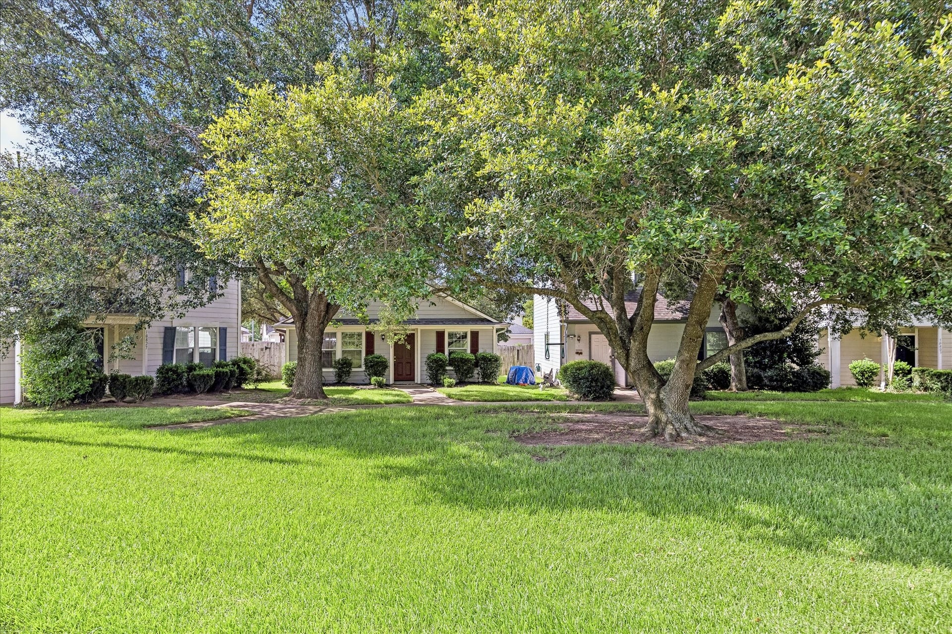 10819 Cobblecreek Way, Missouri City, TX 77459 Mature trees and open green space create a peaceful first impression, giving this charming home a setting that feels tucked away, relaxed, and connected to nature.