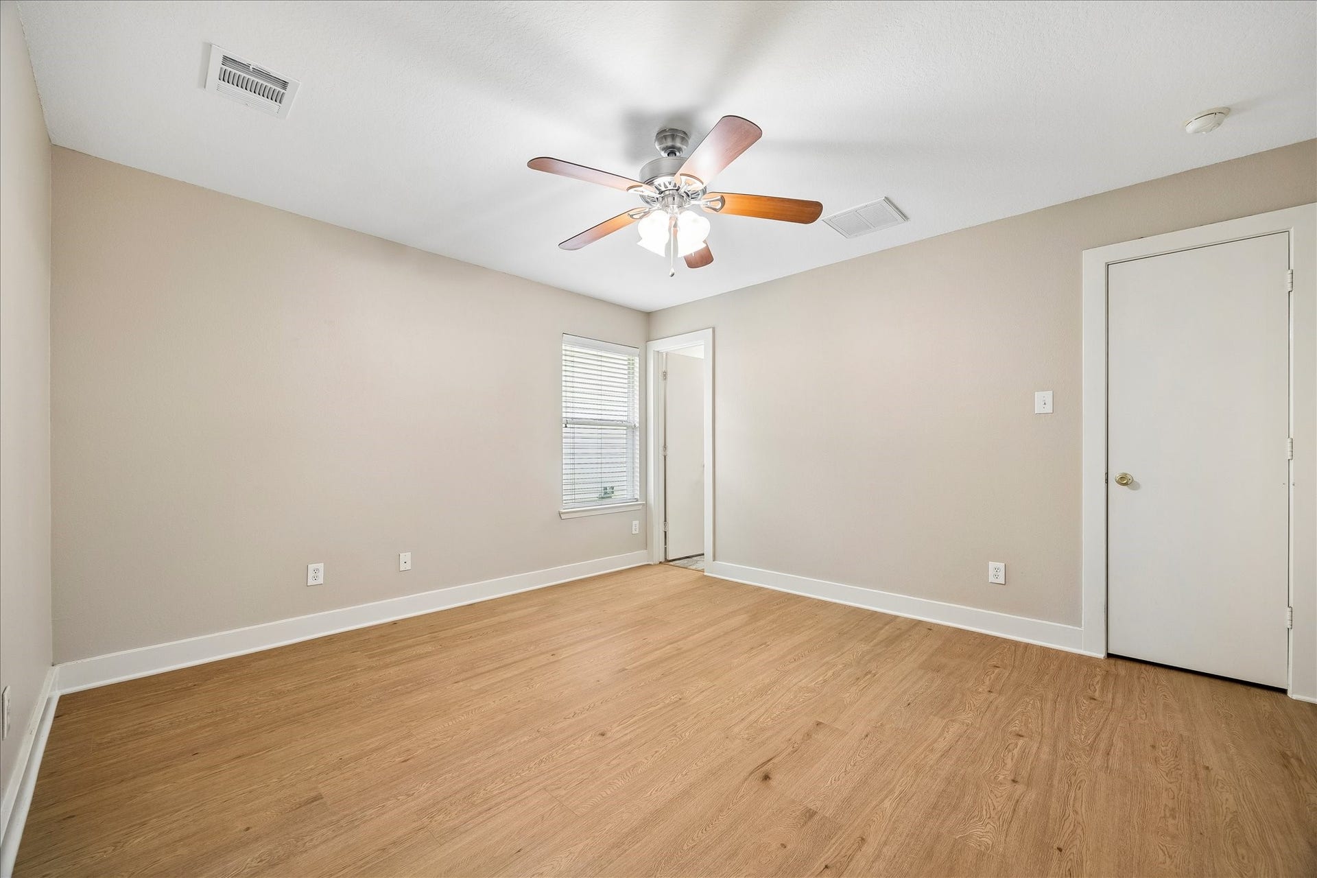 10819 Cobblecreek Way, Missouri City, TX 77459 With a roomy layout and a simple neutral backdrop, the primary bedroom is ready for your personal style and the peaceful rhythm of everyday living.