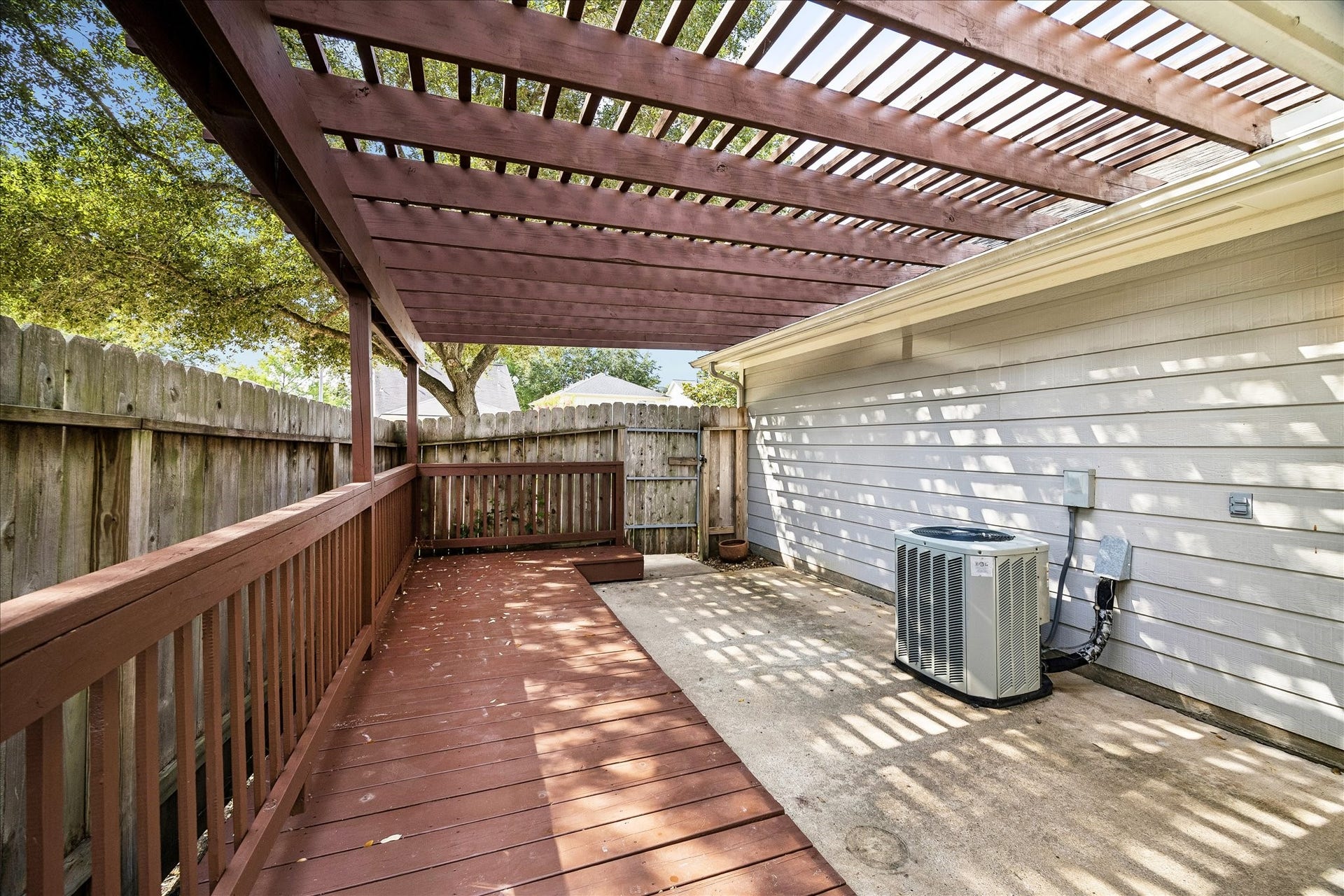 10819 Cobblecreek Way, Missouri City, TX 77459 The pergola covered patio creates a charming outdoor extension of the eat-in kitchen, giving you a comfortable place to sip coffee, grill dinner, or unwind in the shade.