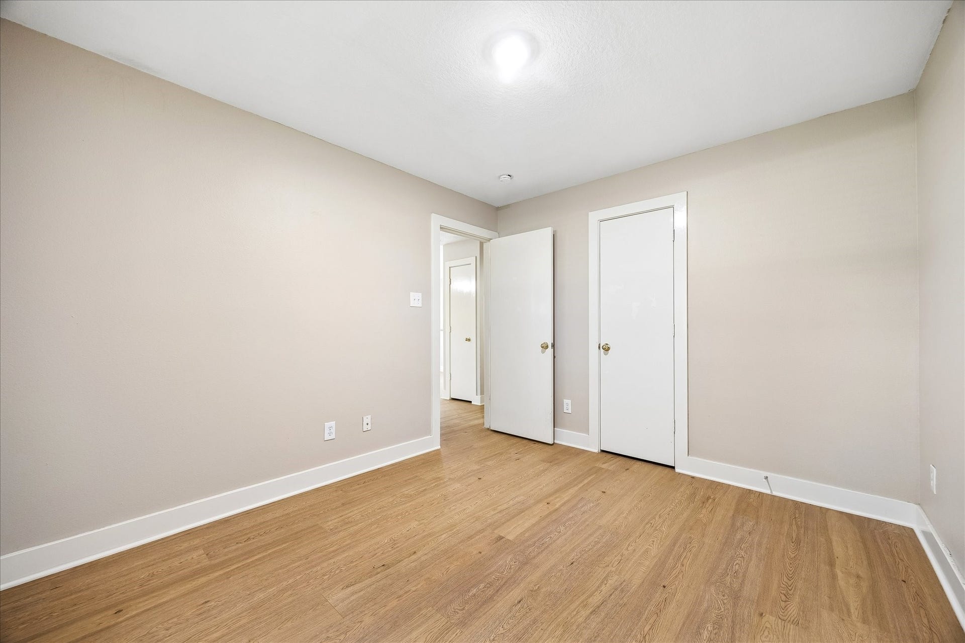 10819 Cobblecreek Way, Missouri City, TX 77459 With two roomy guest bedrooms, there is space to welcome company, set up a work-from home area, or design the extra room that fits the way you live.