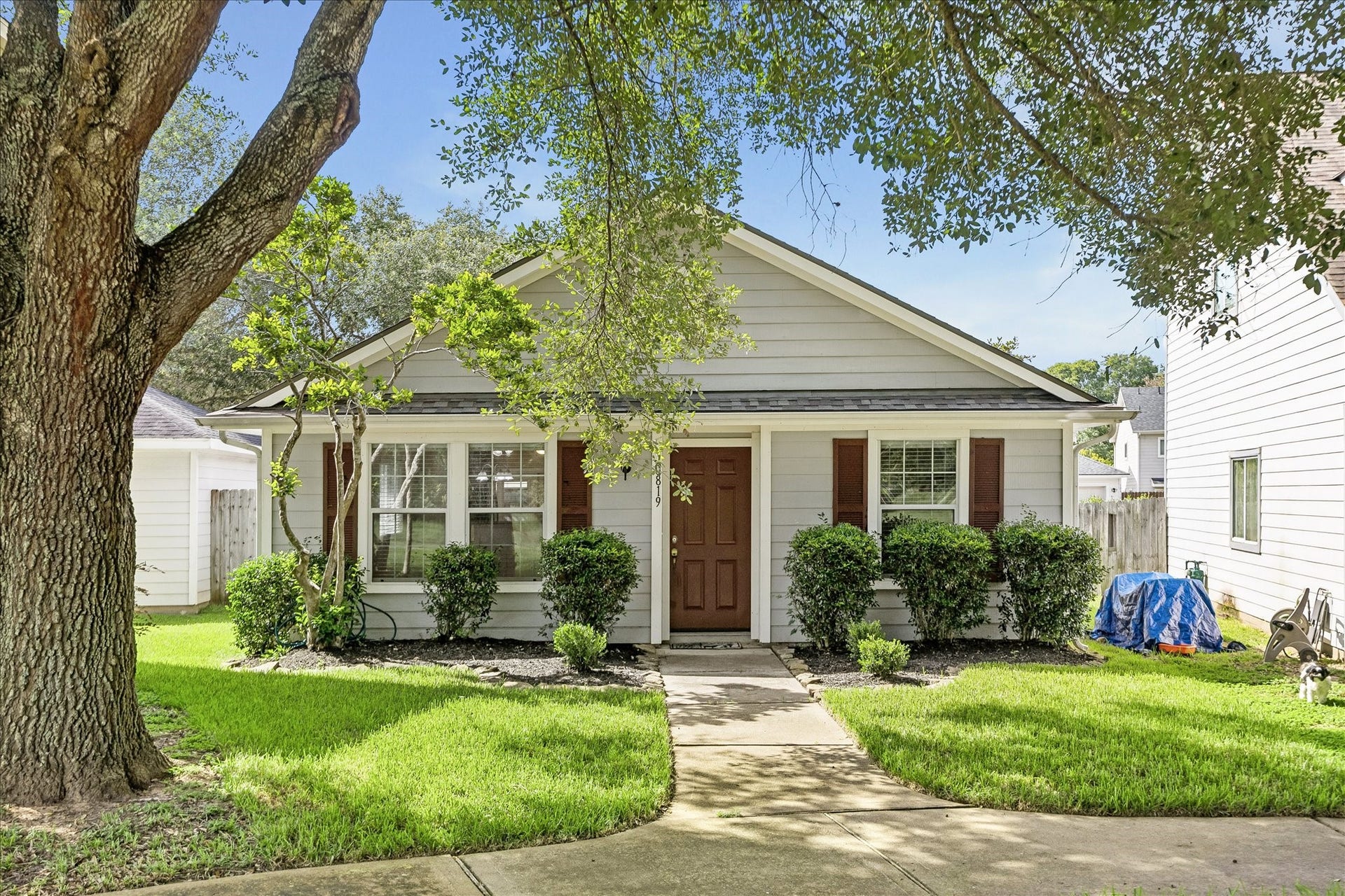 10819 Cobblecreek Way, Missouri City, TX 77459 You are invited to come see this cul-de-sac cutie for yourself. With 3 bedrooms, 2 full bathrooms, a peaceful greenbelt setting, open living spaces, an updated eat-in kitchen, a pergola covered patio, and resort style amenities close by, this home is ready to welcome its next owners.