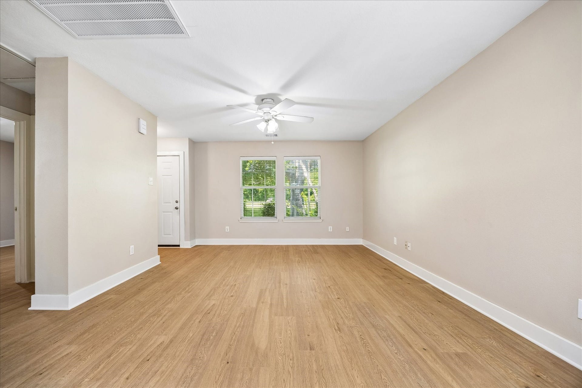 10819 Cobblecreek Way, Missouri City, TX 77459 Bring your personal touch to this open living and dining layout, where updated durable wood-look laminate flooring creates a fresh foundation for quiet evenings in, lively gatherings and all the everyday moments that make a house feel like home.