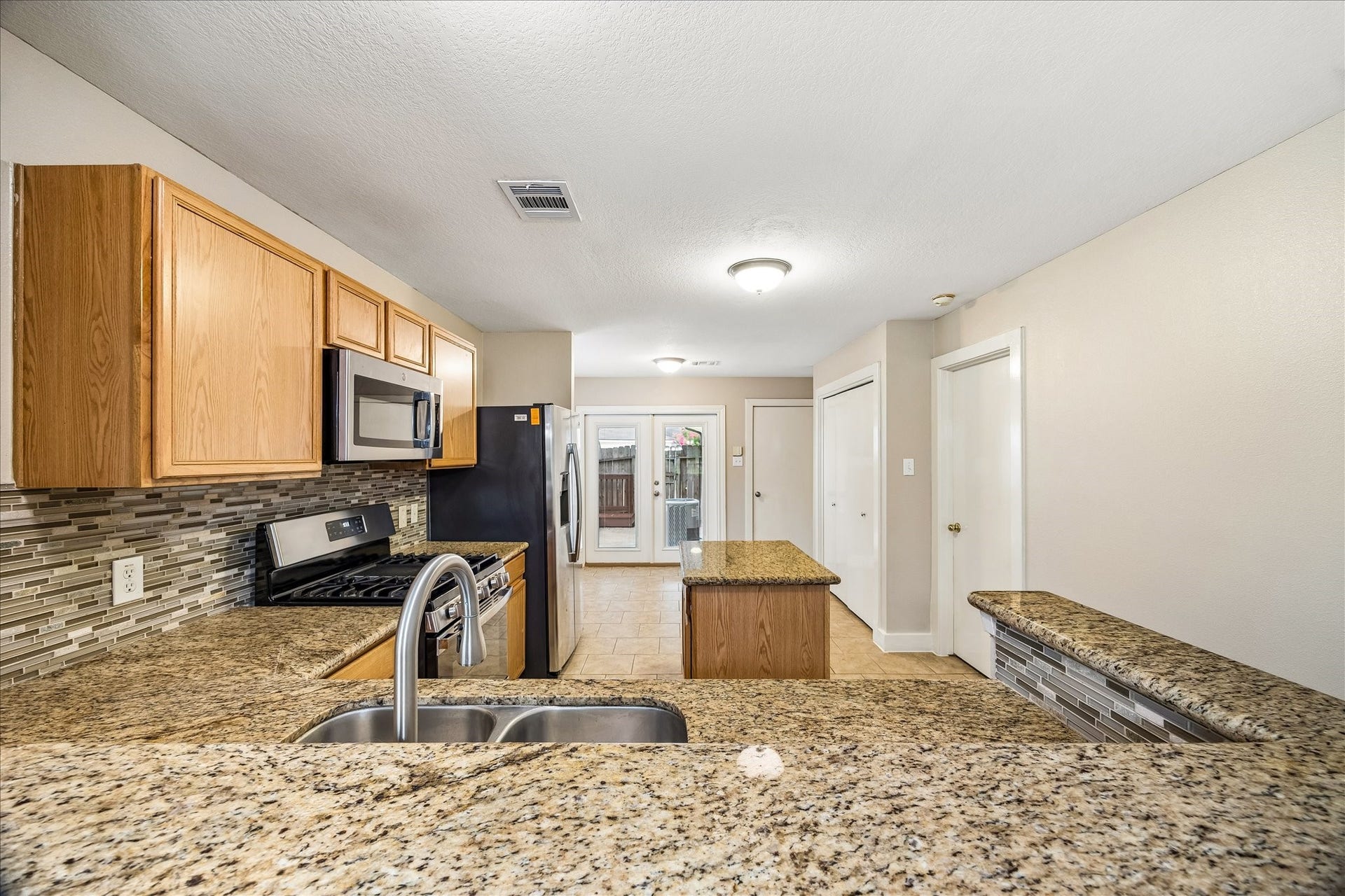 10819 Cobblecreek Way, Missouri City, TX 77459 Designed for modern everyday living, the eat-in kitchen gives you space to cook, serve, and gather, with granite counters, stainless steel appliances, a center island, bar seating, and all the essentials you need to cook up memories of your own.