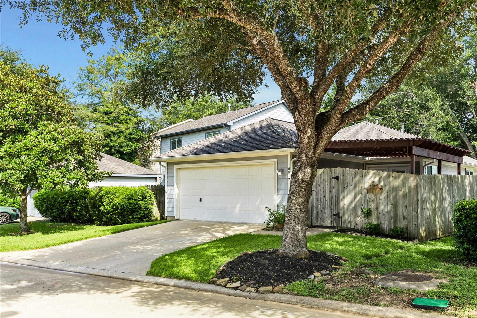 10819 Cobblecreek Way, Missouri City, TX 77459 Mature shade trees, a 2-car garage, and private fenced patio area add to the homes easy everyday function, all tucked near the end of a peaceful cul-de-sac street.