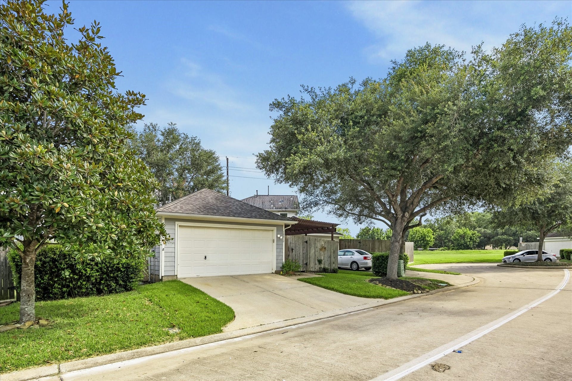 10819 Cobblecreek Way, Missouri City, TX 77459 Set near the end of a peaceful cul-de-sac street, this charming home offers a unique layout with garage parking from the street and a front entrance that faces the greenbelt.