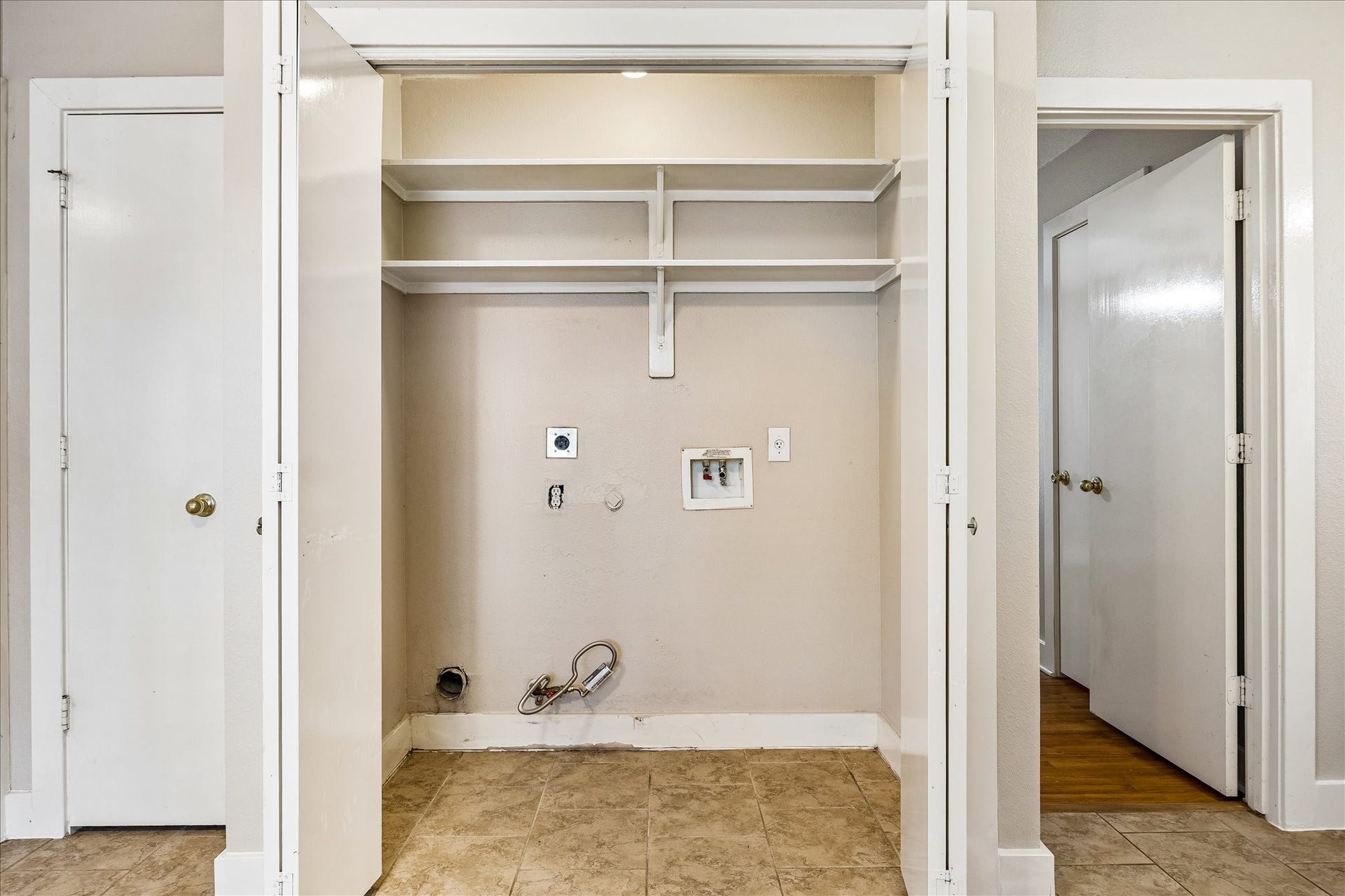 10819 Cobblecreek Way, Missouri City, TX 77459 The tucked away utility space keeps laundry conveniently close to the kitchen, with folding doors that help keep everyday chores neatly out of sight.